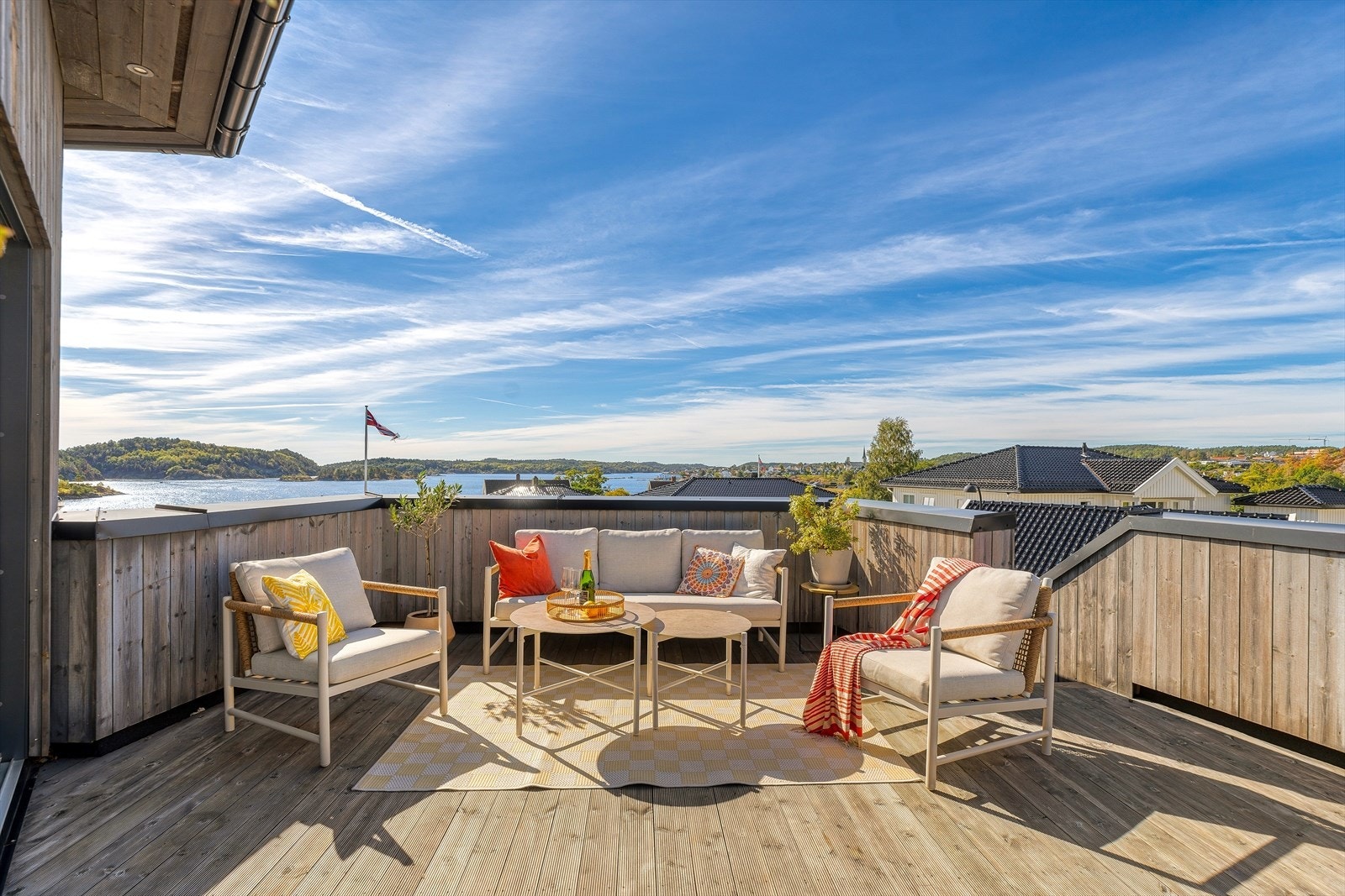 Terrassen har god plass til både sittegruppe og utemøbler, og fungerer som en naturlig forlengelse av oppholdsrommene inne. Galleribilde