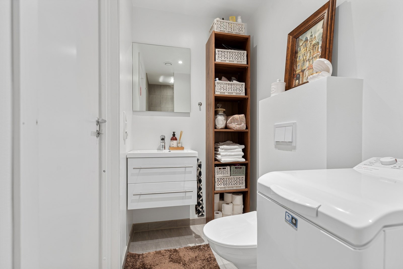 Badet i praktikantdelen er innredet med baderomsinnredning, toalett og dusjnisje, samt opplegg for vaskemaskin. Galleribilde