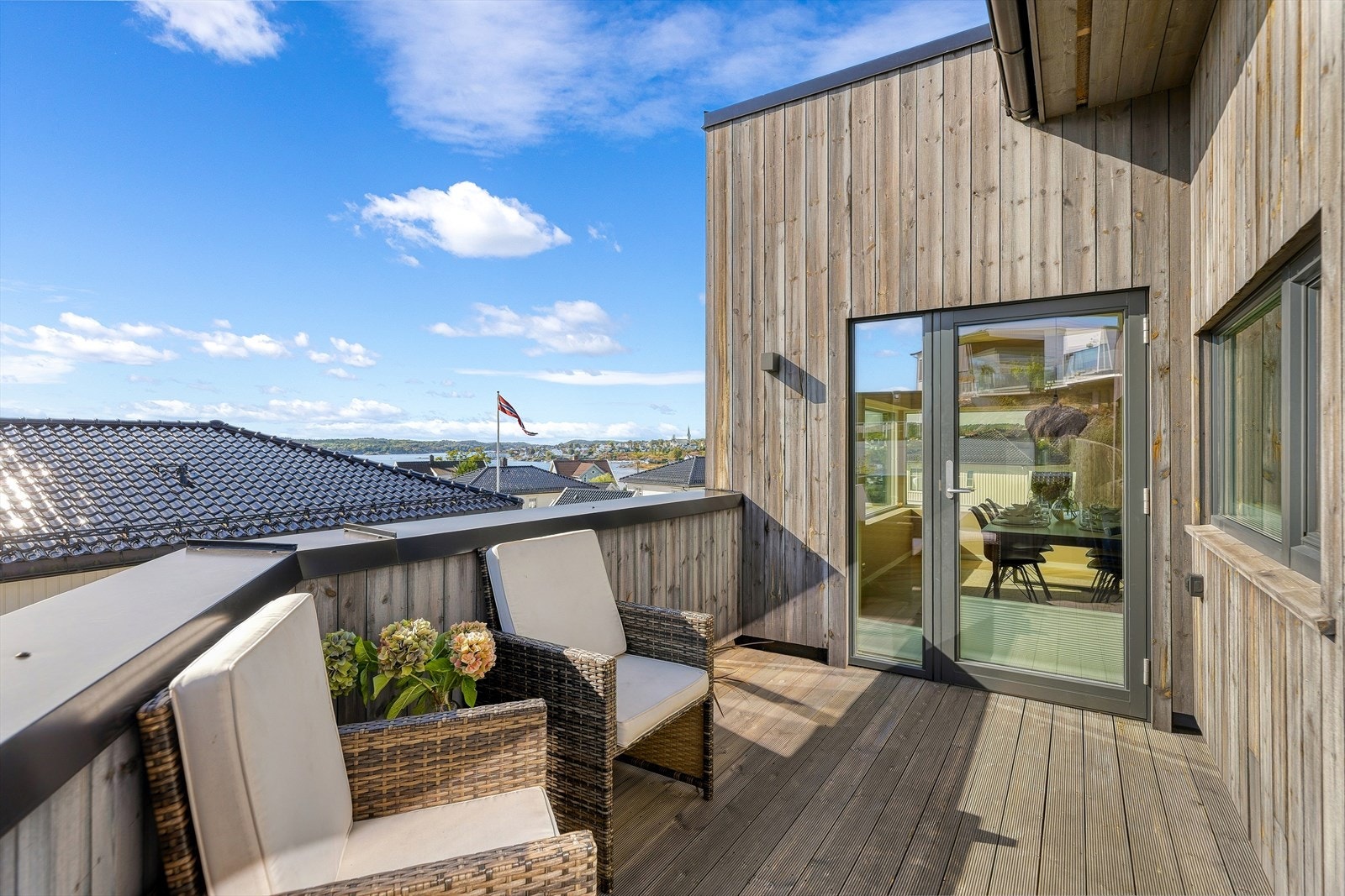 Direkte fra spiseplassen er det utgang til en hyggelig terrasse, perfekt for å nyte morgenkaffen i solen. Galleribilde