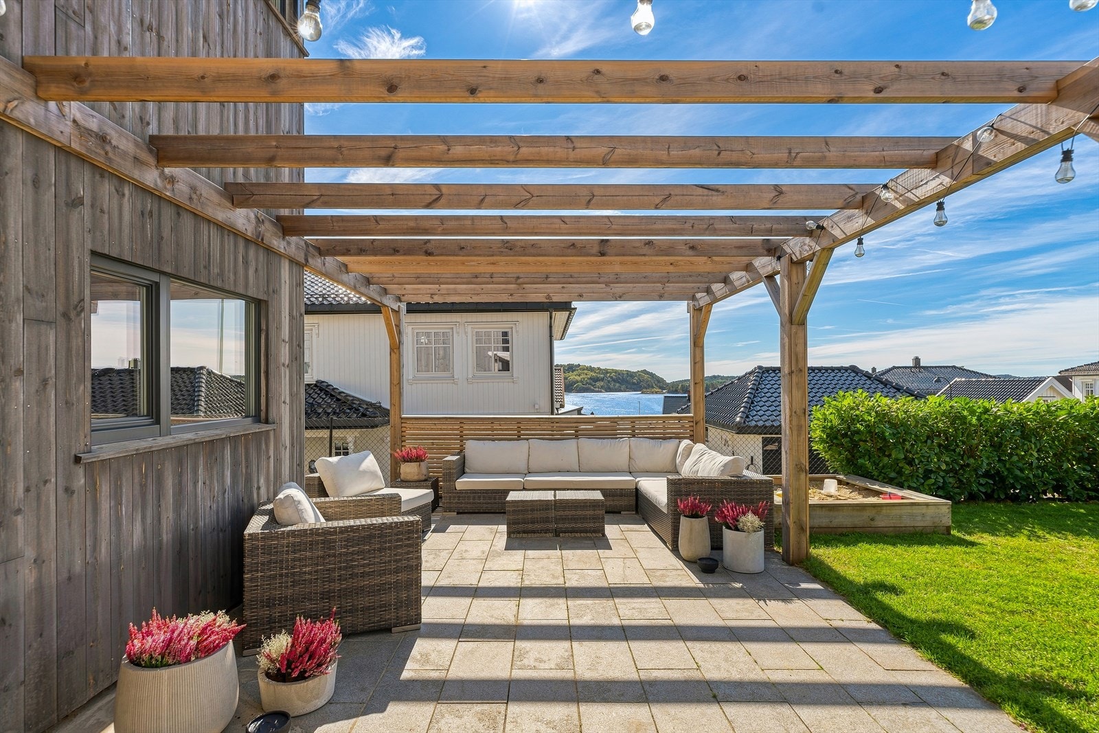Romslig uteplass med pergola og god plass til flere sittegrupper, fint tilrettelagt for både avslapning og sosiale sammenkomster. Galleribilde