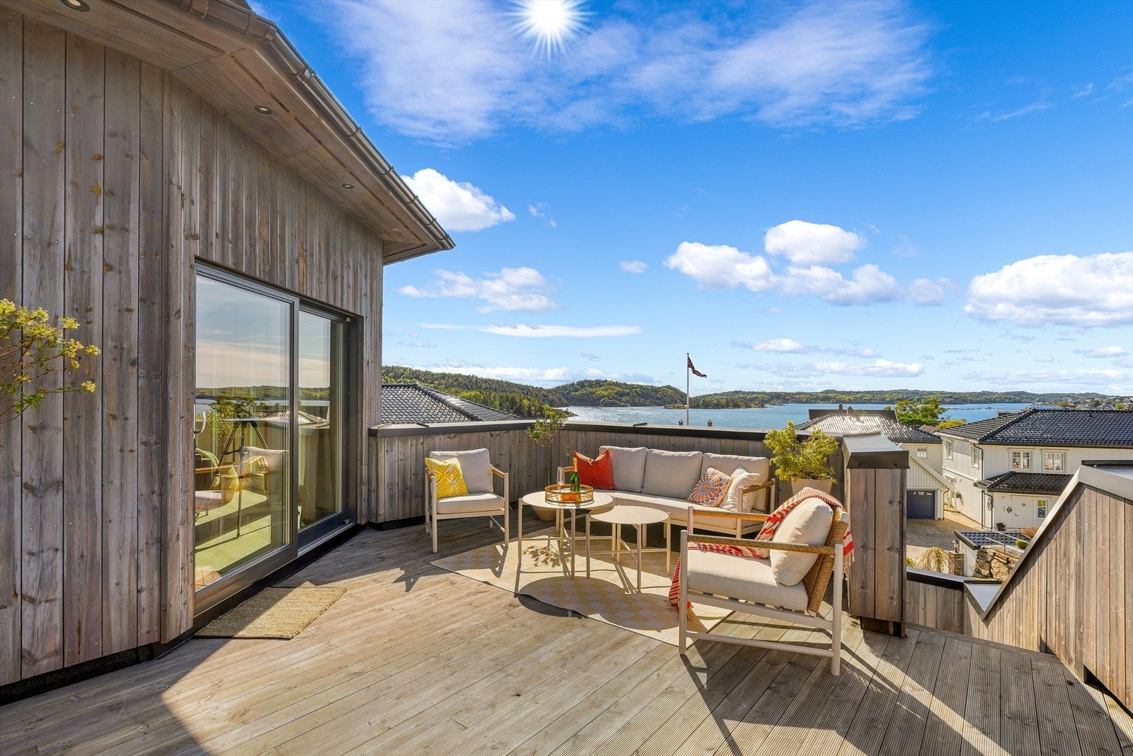 Fra terrassen kan man nyte flotte solforhold og nydelig utsikt mot sjøen og nærområdet. Galleribilde