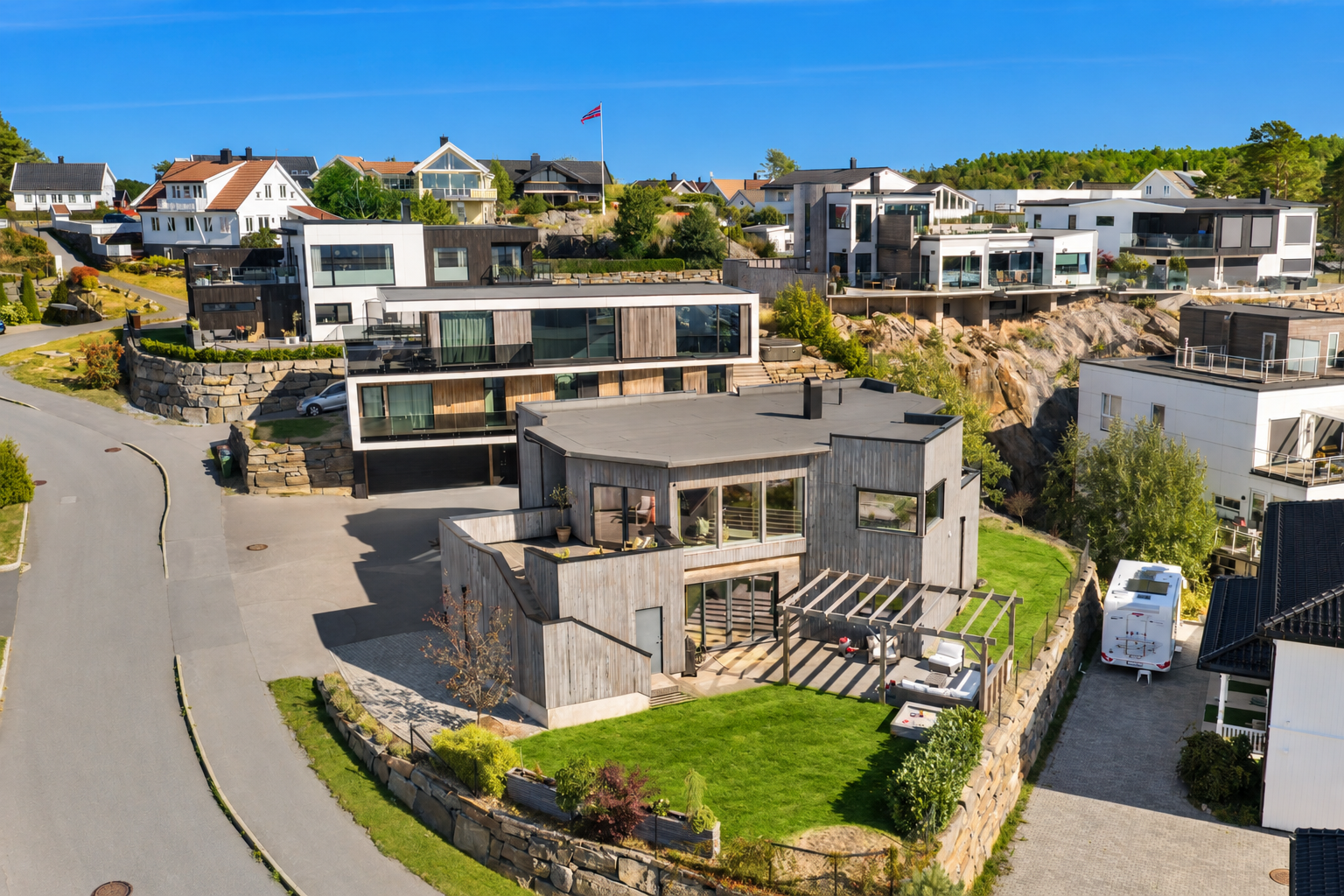 En moderne og innholdsrik familiebolig med gjennomtenkt arkitektur og flotte uteområder. Galleribilde