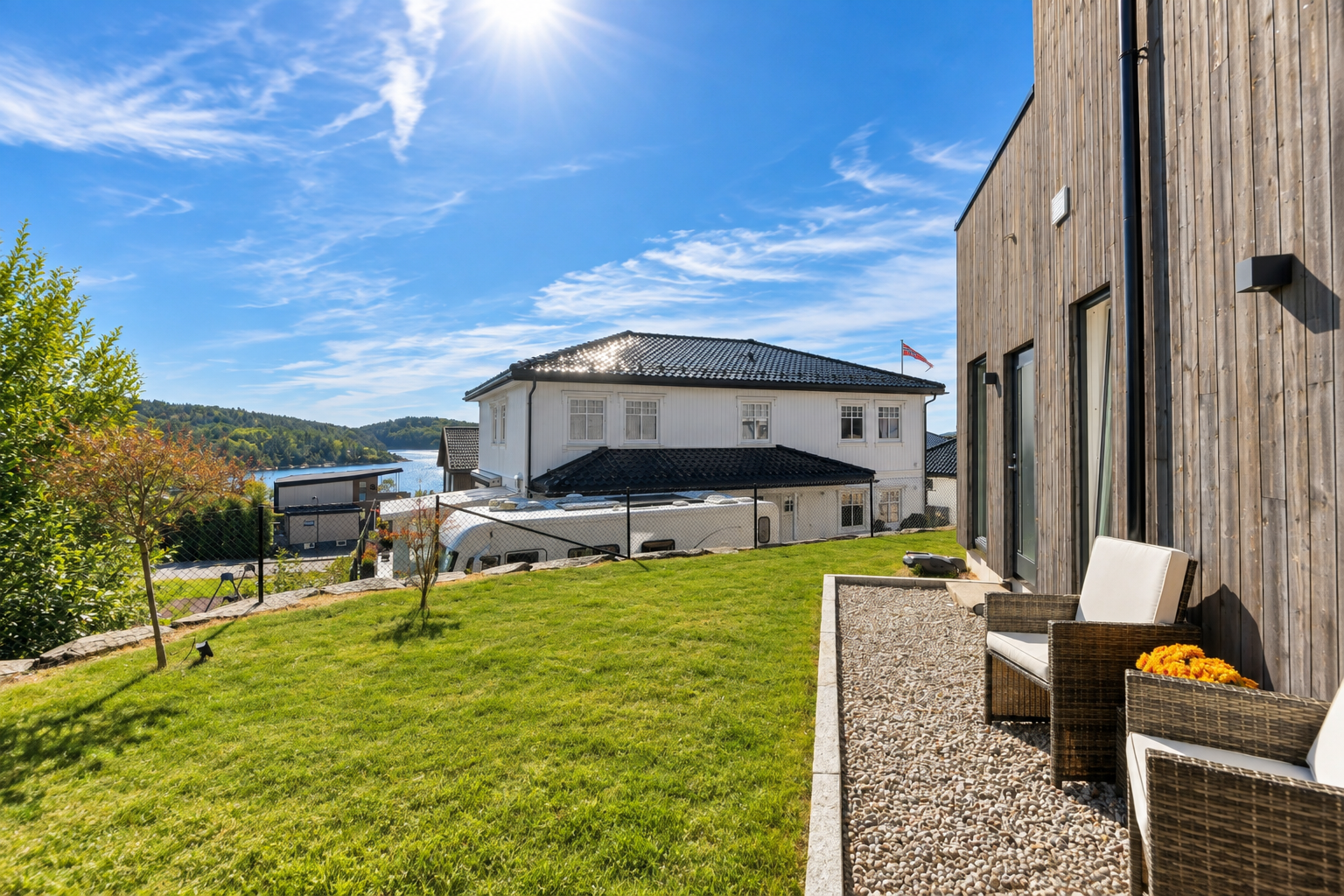 Fra denne delen av uteområdet får man også flott utsikt mot sjøen og nærområdet. Galleribilde