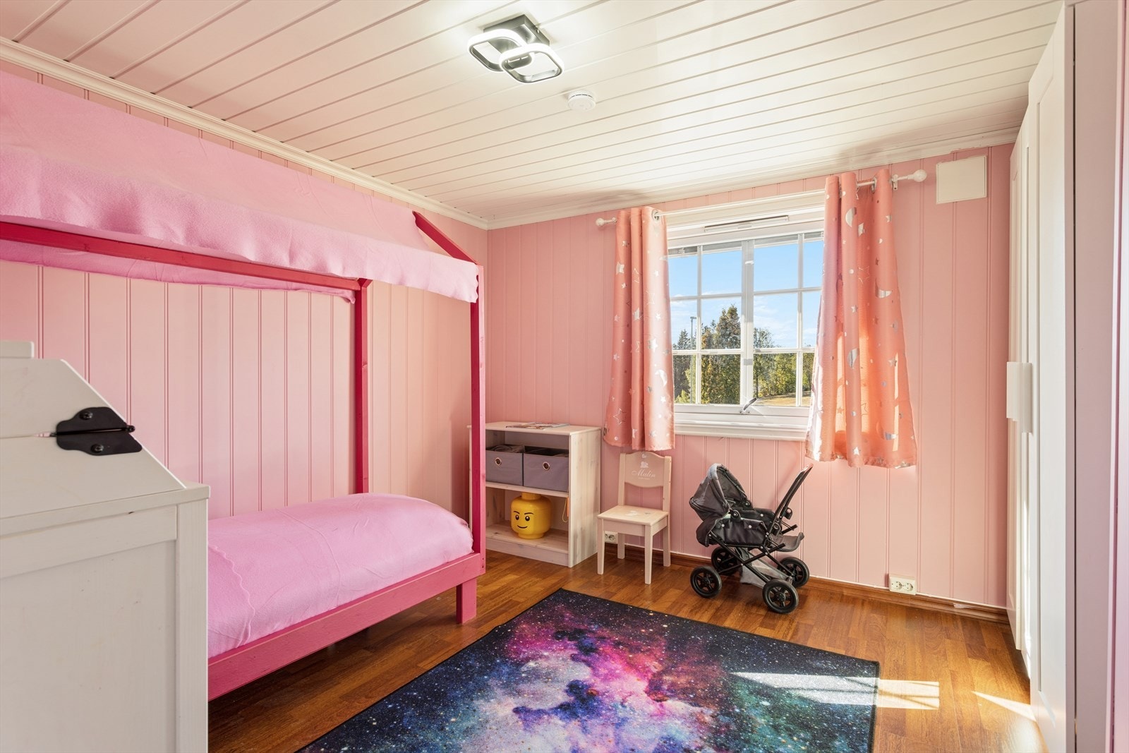 Soverommet har garderobeskap og god plass til seng. Galleribilde