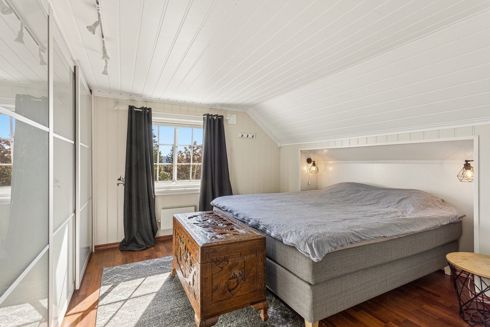 Soverom i loftsetasjen har god plass til dobbeltseng og skyvedørsgarderobe. Galleribilde