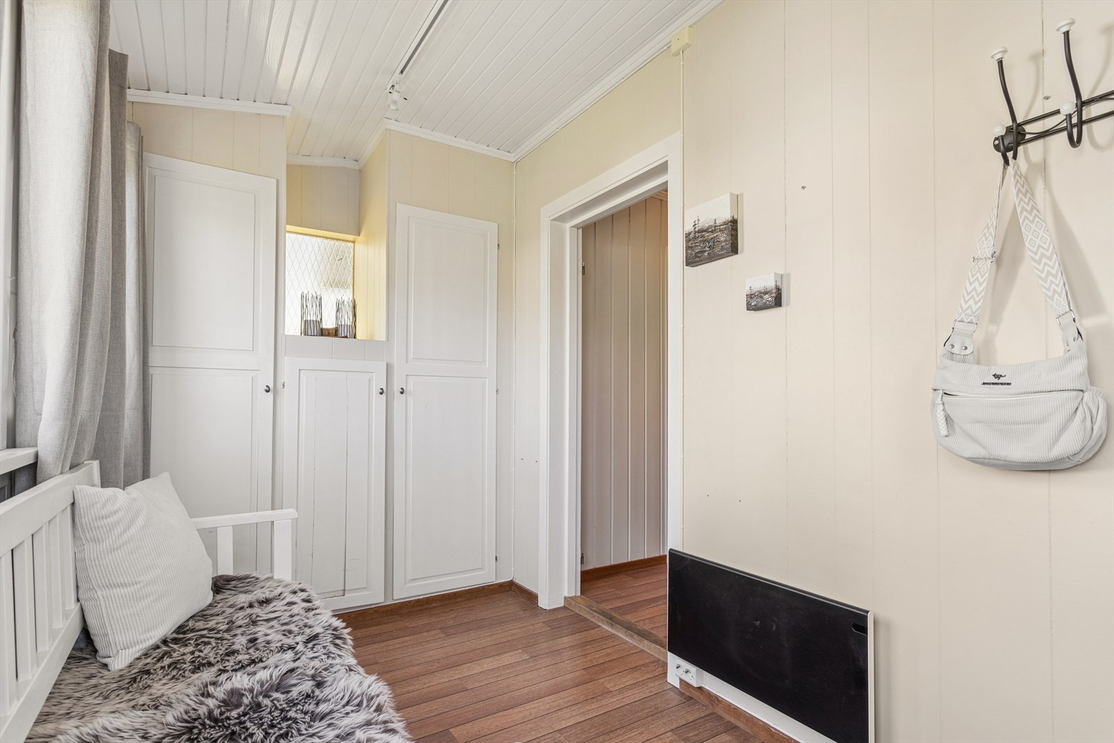 Entré med panelte vegger og god plass til oppbevaring av yttertøy og sko. Galleribilde