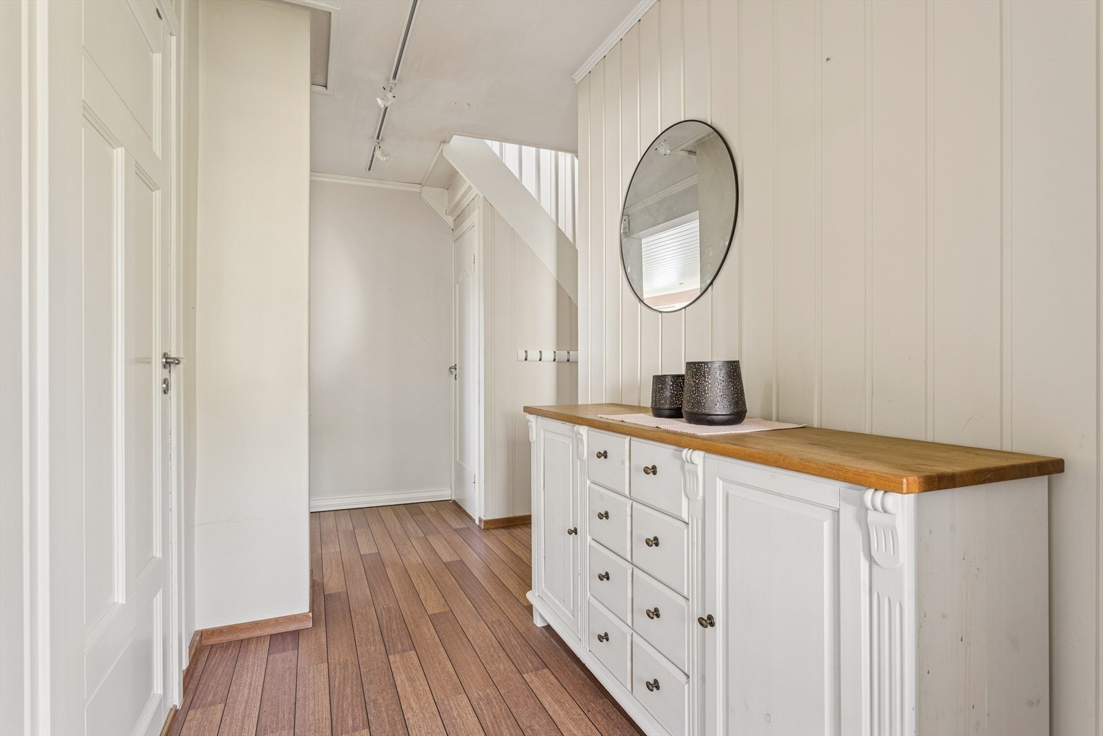 Hall med adkomst ned til kjeller og opp i 2.etg. Galleribilde