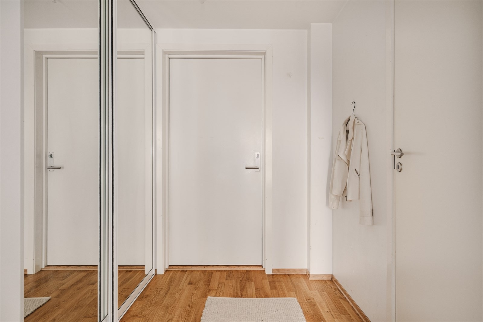 - Romslig skyvedørsgarderobe i entré/gang - Galleribilde