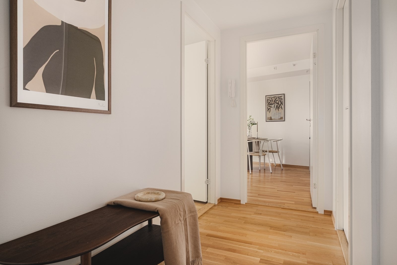 - Lys og innbydende entré/gang på 9m² - Galleribilde