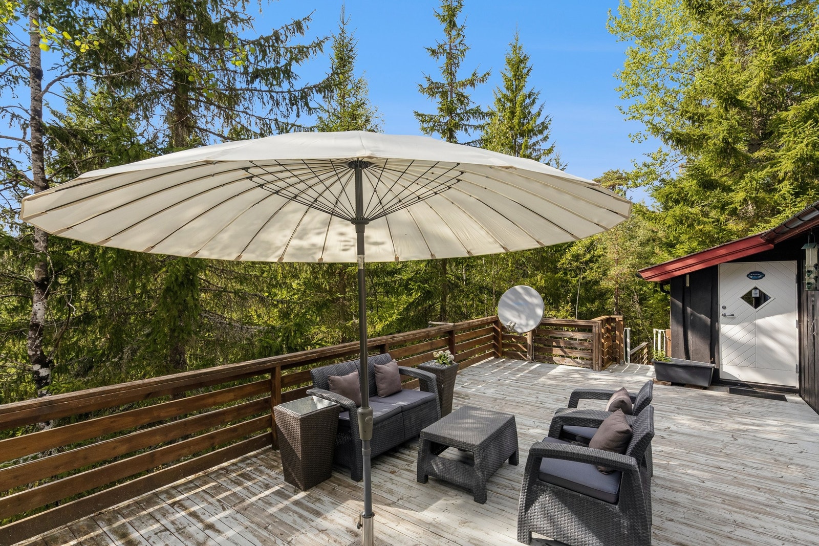 Store terrasse med vindmølle og parabolantenne Galleribilde