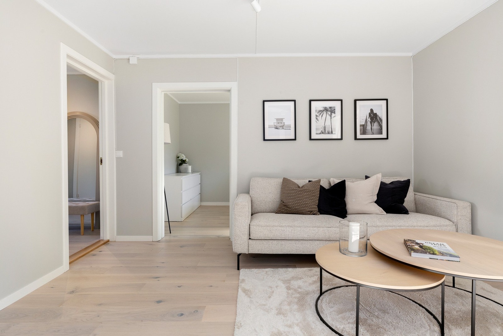 Stor stue med god plass til sittegruppe og spisebord Galleribilde