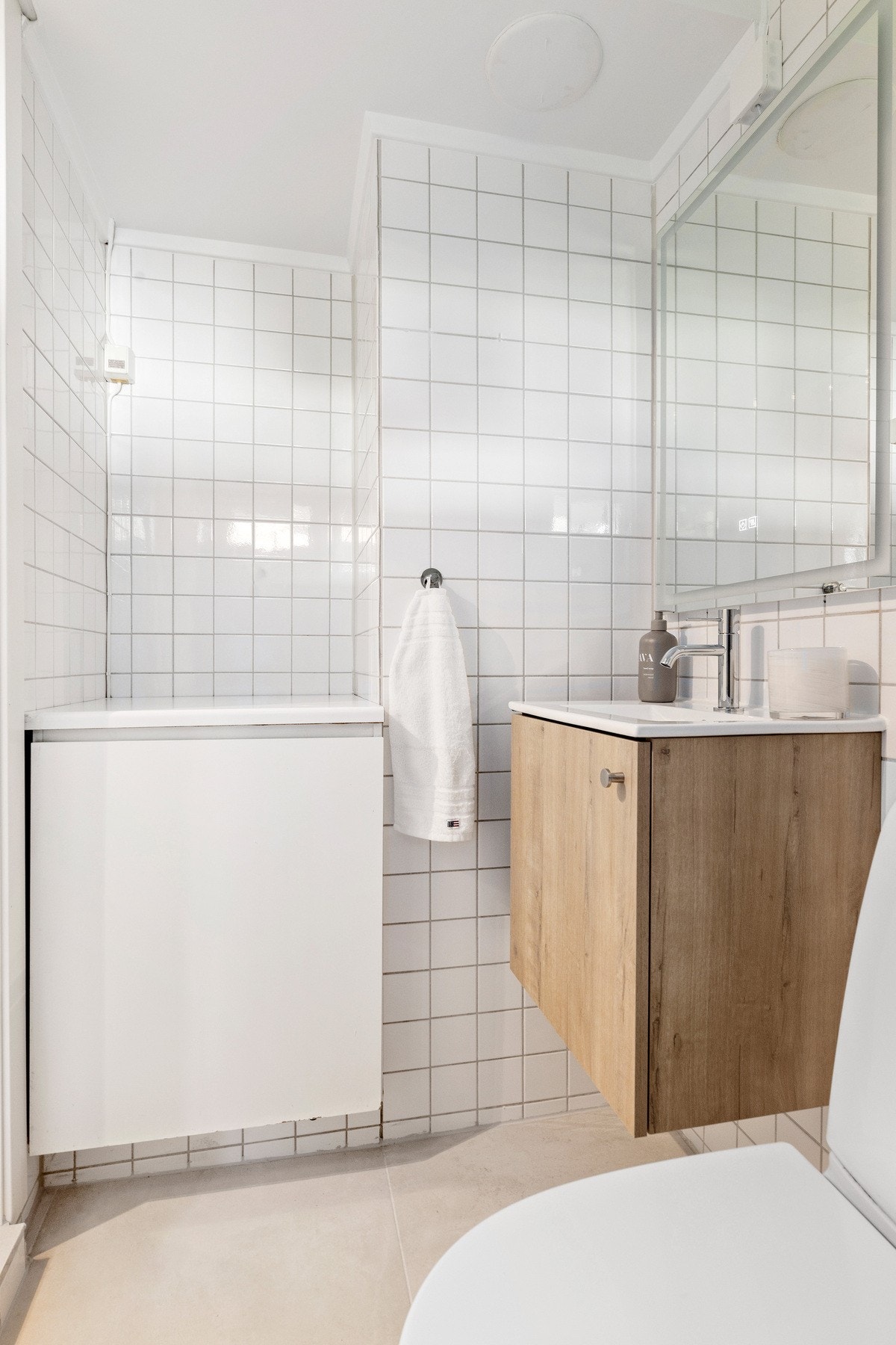 Baderommet er pusset opp høst 2026 med nye fliser på baderomsgulv og ny innredning. Galleribilde