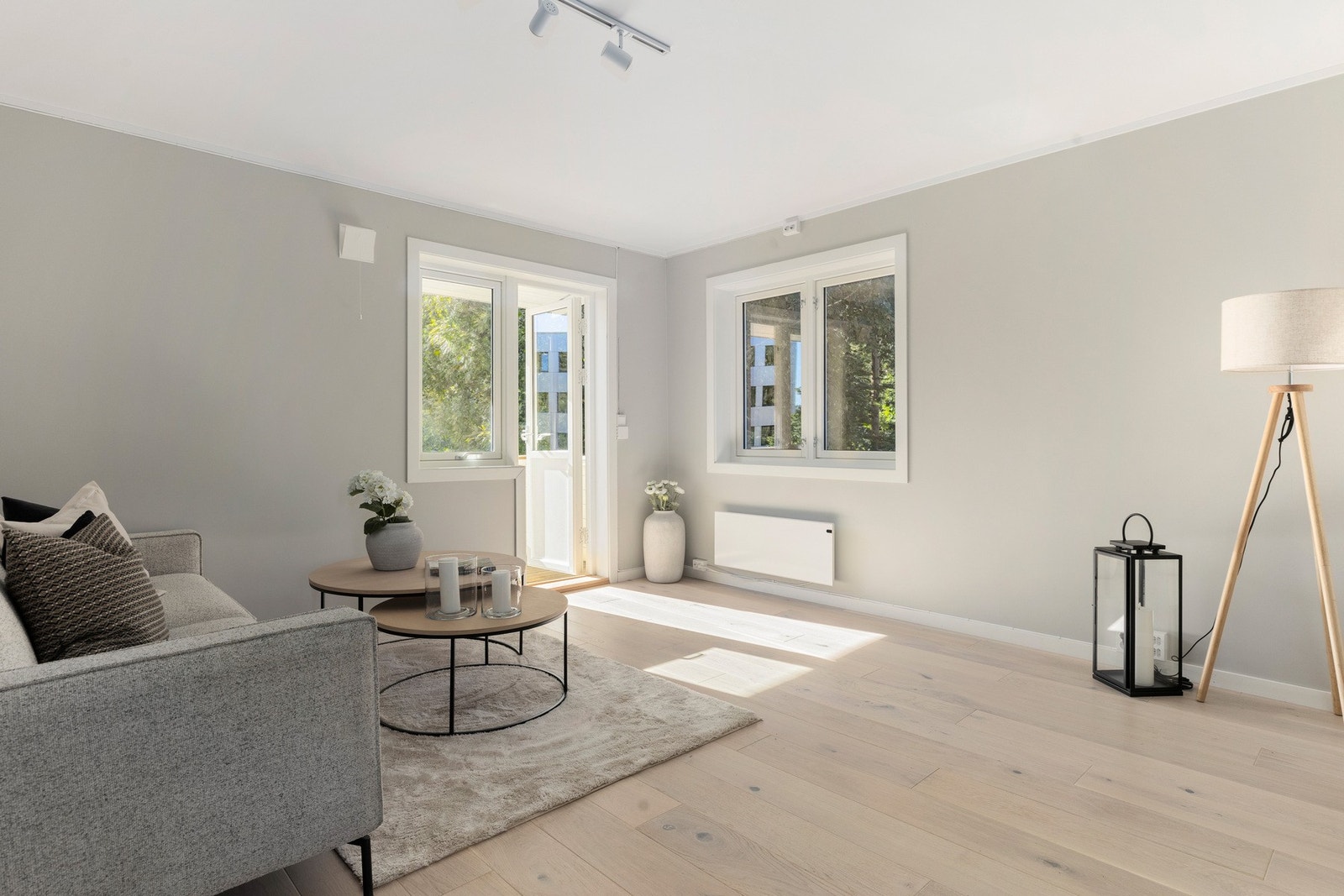 Stor stue med god plass til sittegruppe og spisebord Galleribilde