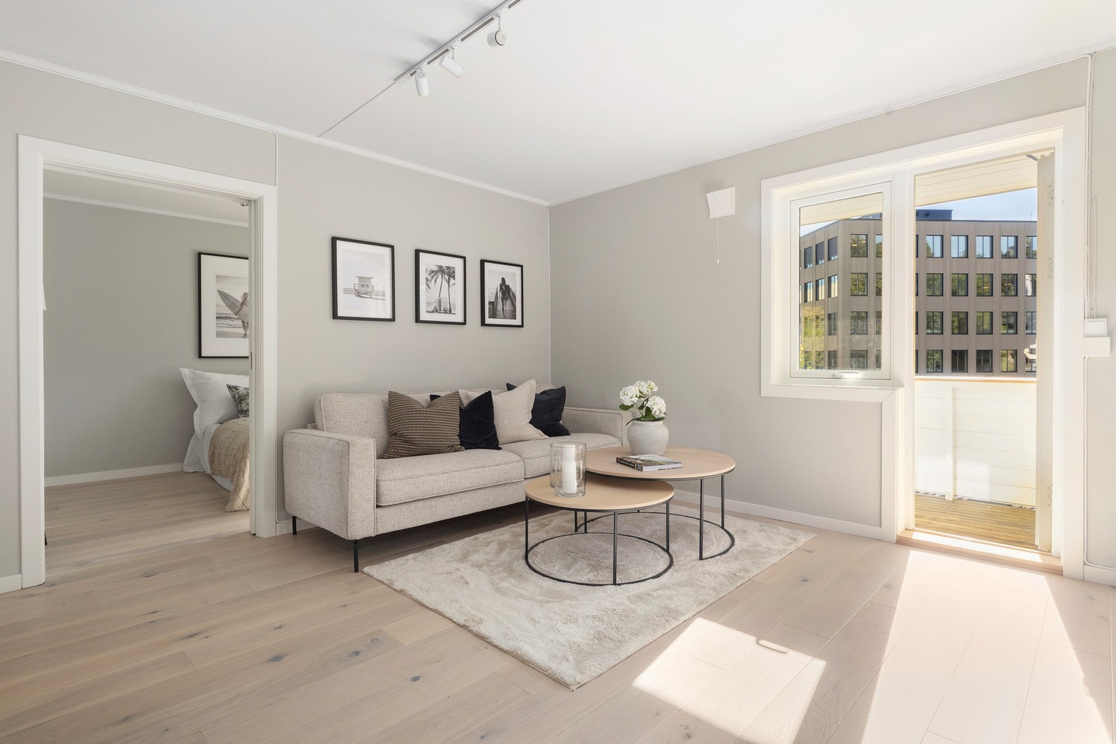 Stor stue med god plass til sittegruppe og spisebord Galleribilde