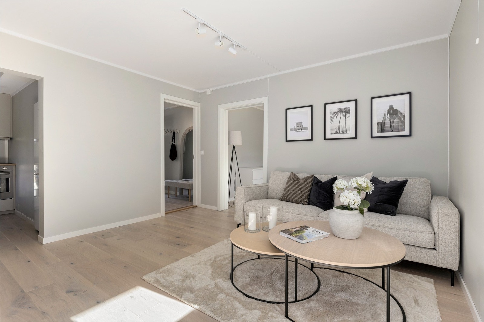 Stor stue med god plass til sittegruppe og spisebord Galleribilde