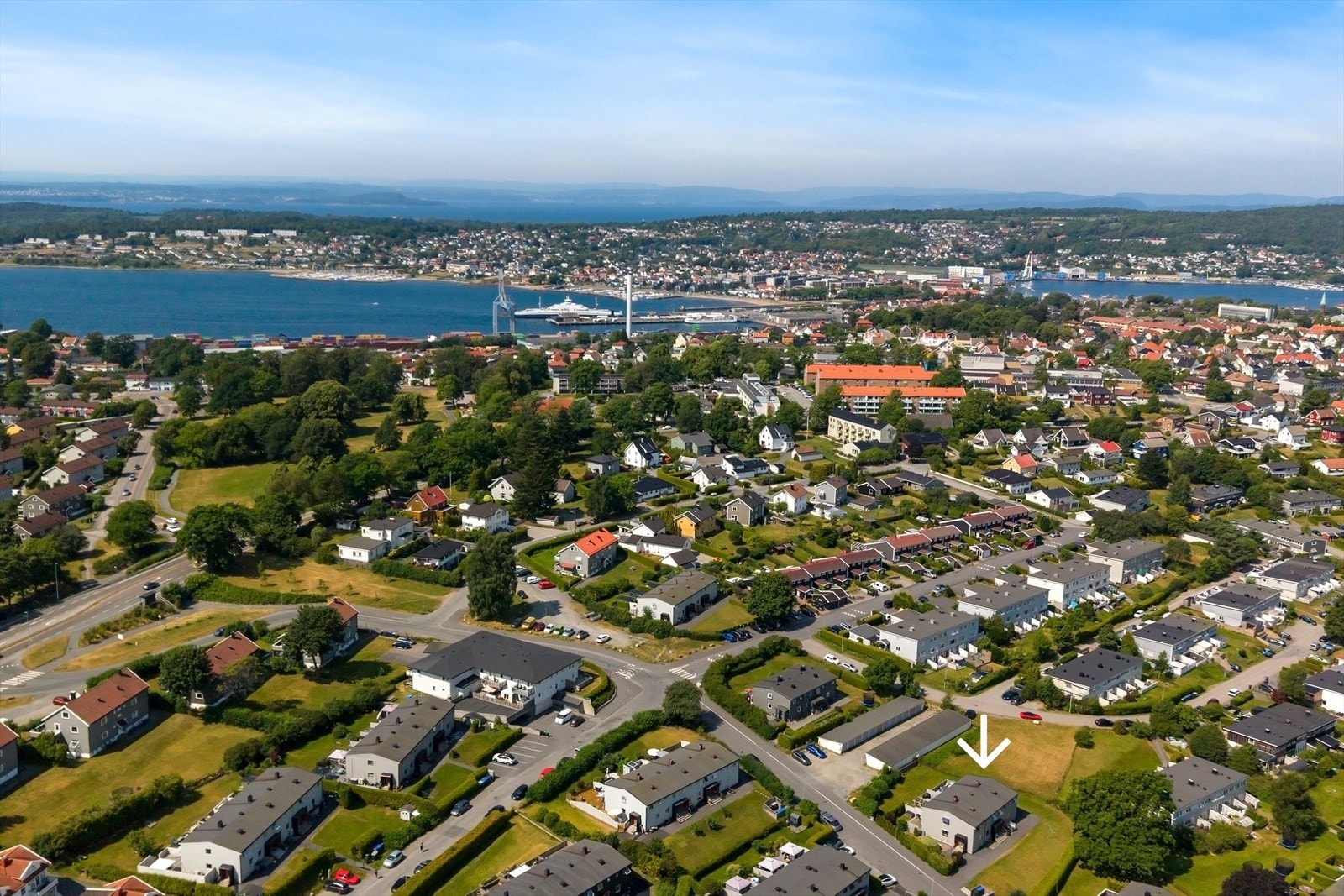 Her har familien det meste innen kort gangavstand, med dagligvarebutikker, barnehage, skole og flere fritids- og aktivitetstilbud like i nærheten. Galleribilde