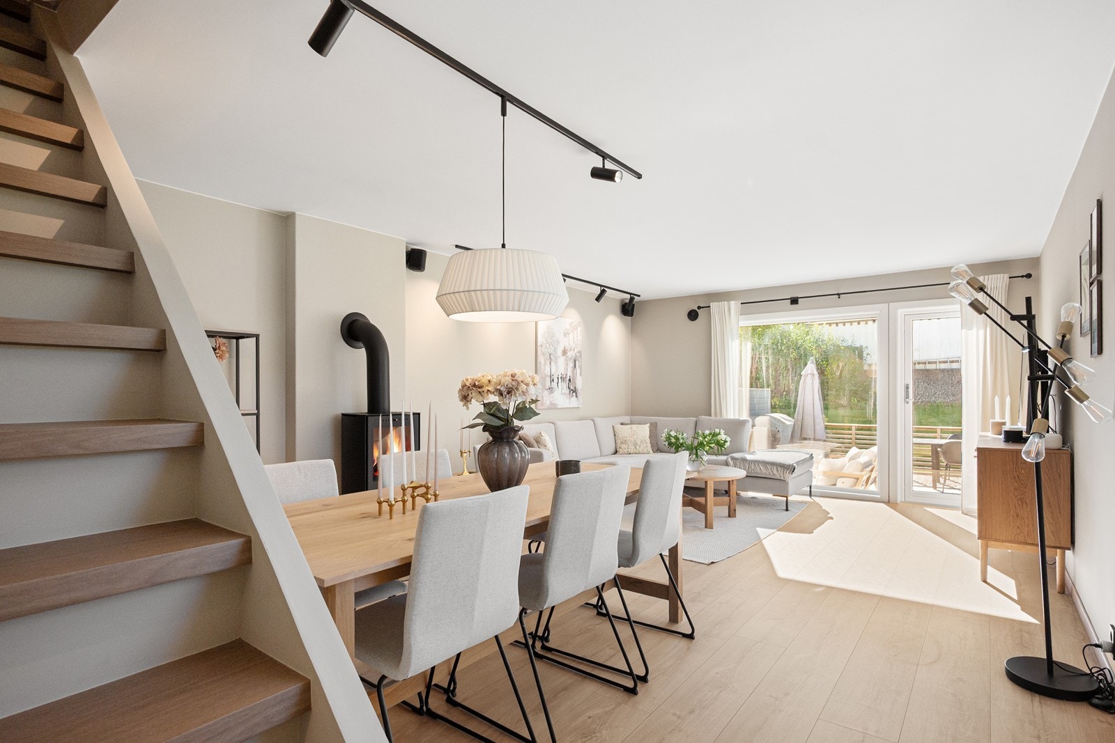 Det åpne rommet gir naturlig inndeling mellom spiseplass og sofagruppe. Galleribilde