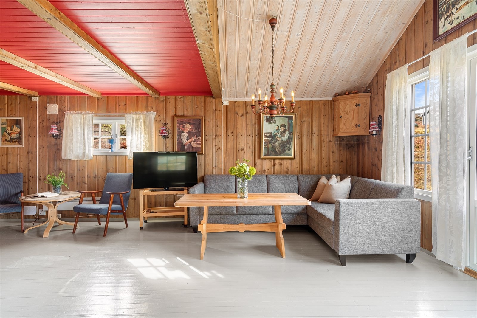 Stove og kjøkken ligg fint i tilknyting til kvarandre og skapar ein triveleg samlingsplass for familie og vener. Galleribilde