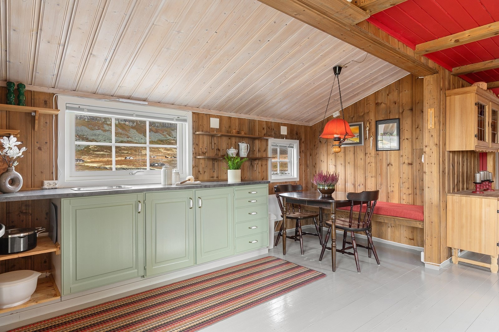 Hytta har eit BRA-i på 66 m² og byr på lune innvendige overflater med trepanel og tregolv, stove med vedomn og kjøkken med plass til det ein treng for gode hyttedagar. Galleribilde