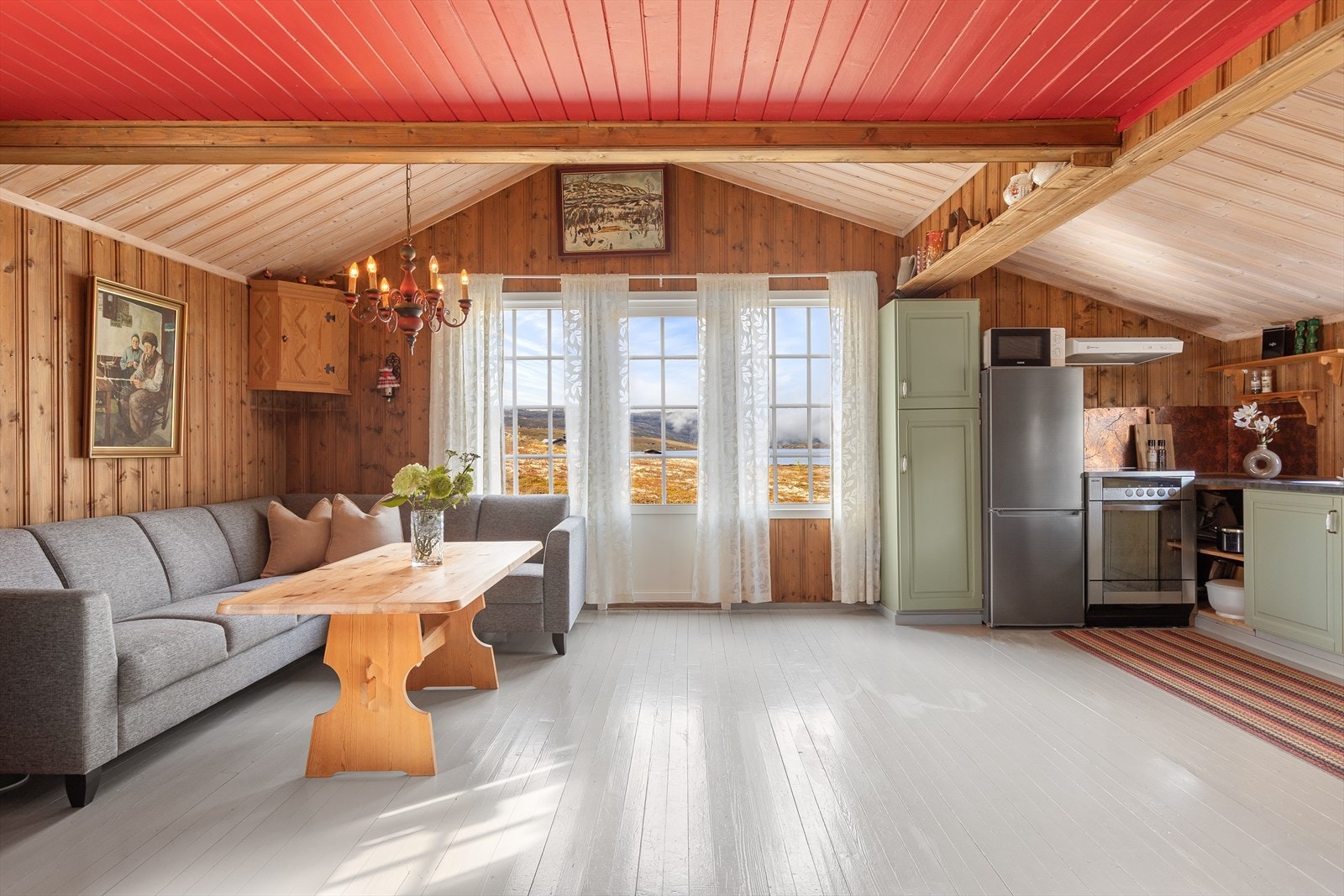 Stova byr på ei lun og sosial ramme med mykje treverk, gode vindaugsflater og utgang til terrassen. Galleribilde