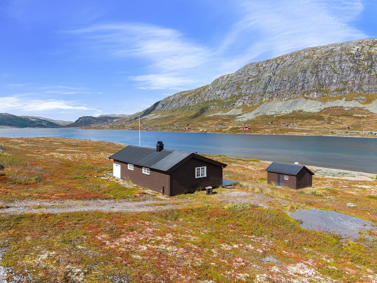Hytta ligg flott til i det opne fjellandskapet, med vatn og mektig natur som næraste omgjevnader. Galleribilde
