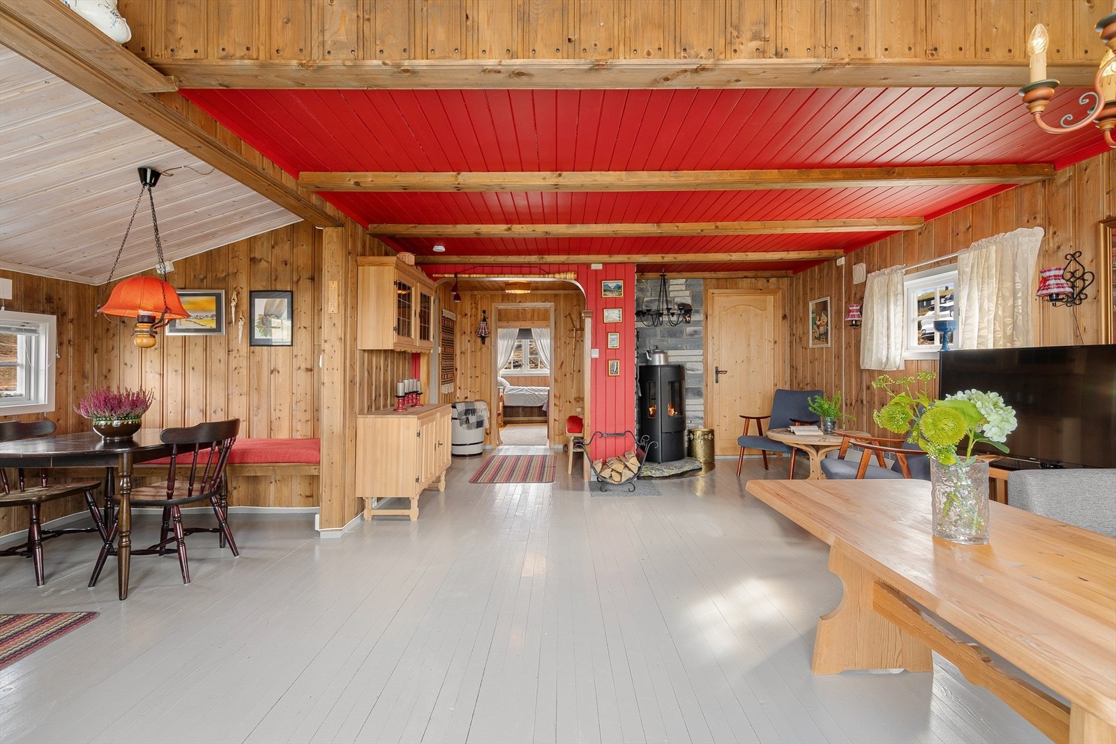 Ein sjarmerande fritidsbustad med tradisjonell hyttestemning i rolege og naturskjønne omgjevnader. Galleribilde