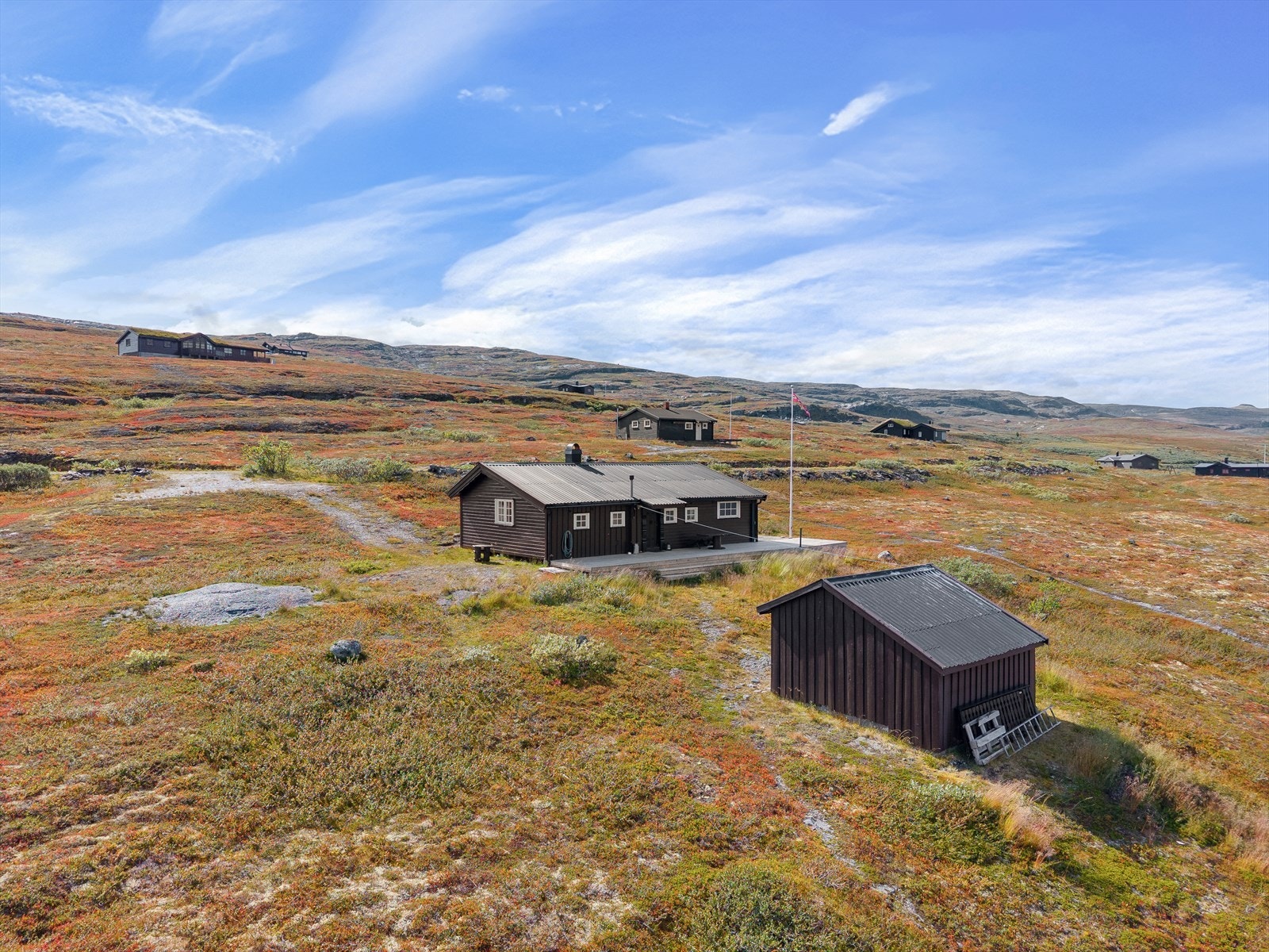 På eigedomen står det òg eit uthus på om lag 15 m², som gir praktisk ekstra plass. Galleribilde