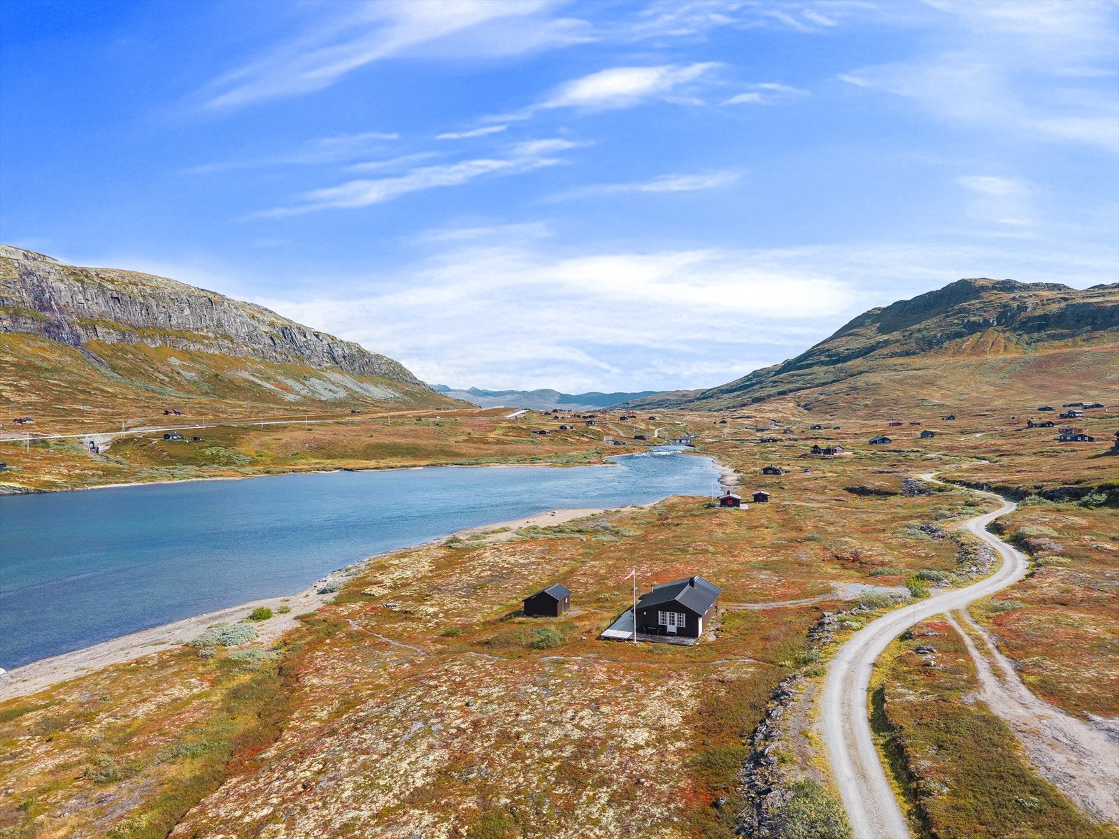 Ei flott plassering for deg som set pris på fjell, natur og eit enkelt hytteliv. Galleribilde