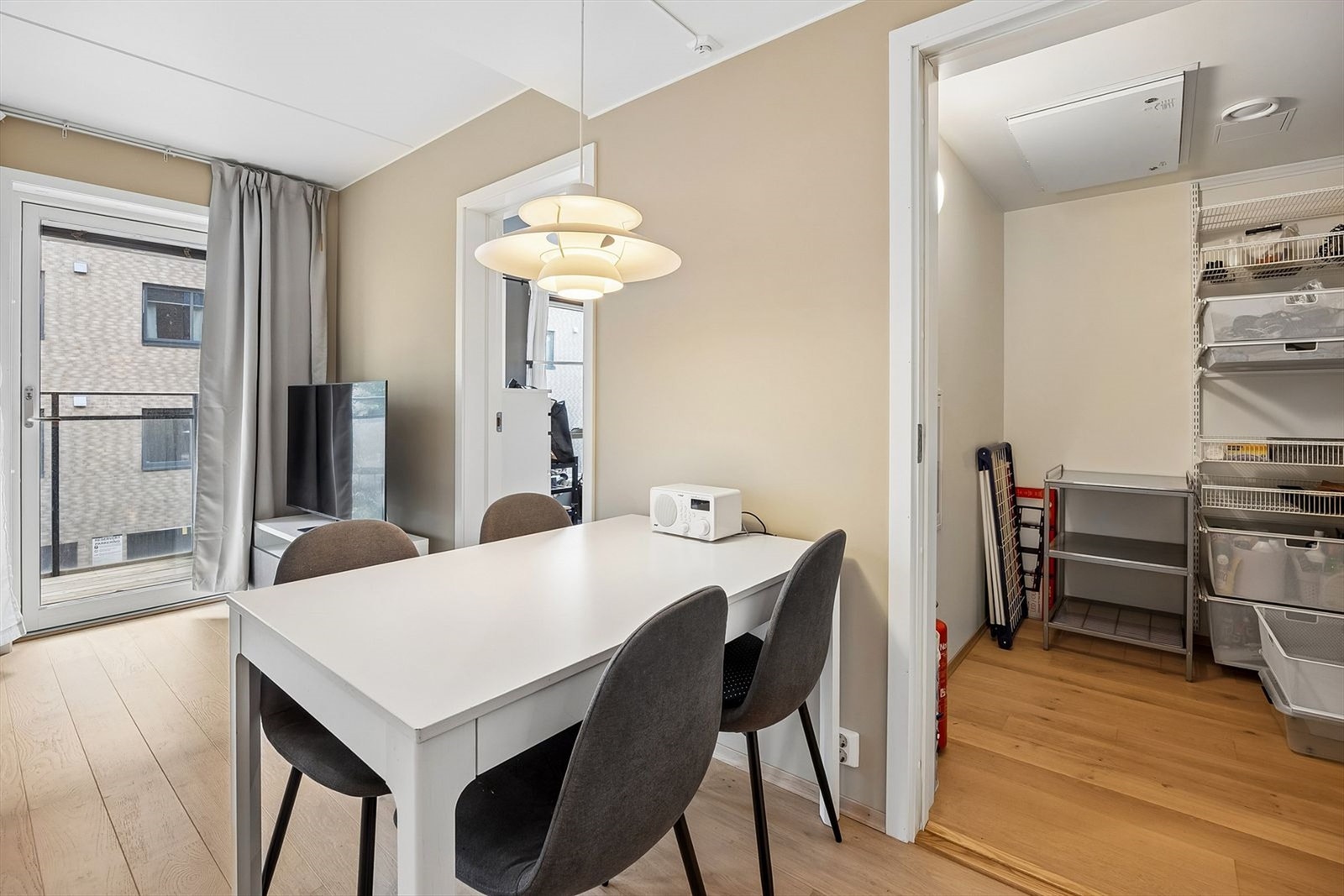 Fra kjøkkenet er det inngang til leilighetens innvendige bod. Her kan man lagre det aller meste. Smarte oppbevarings løsninger medfølger. Galleribilde