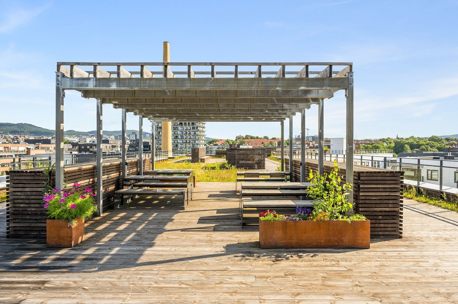 Du kan også benytte deg av sameiets felles takterrasse, med nydelig utsikt! Galleribilde