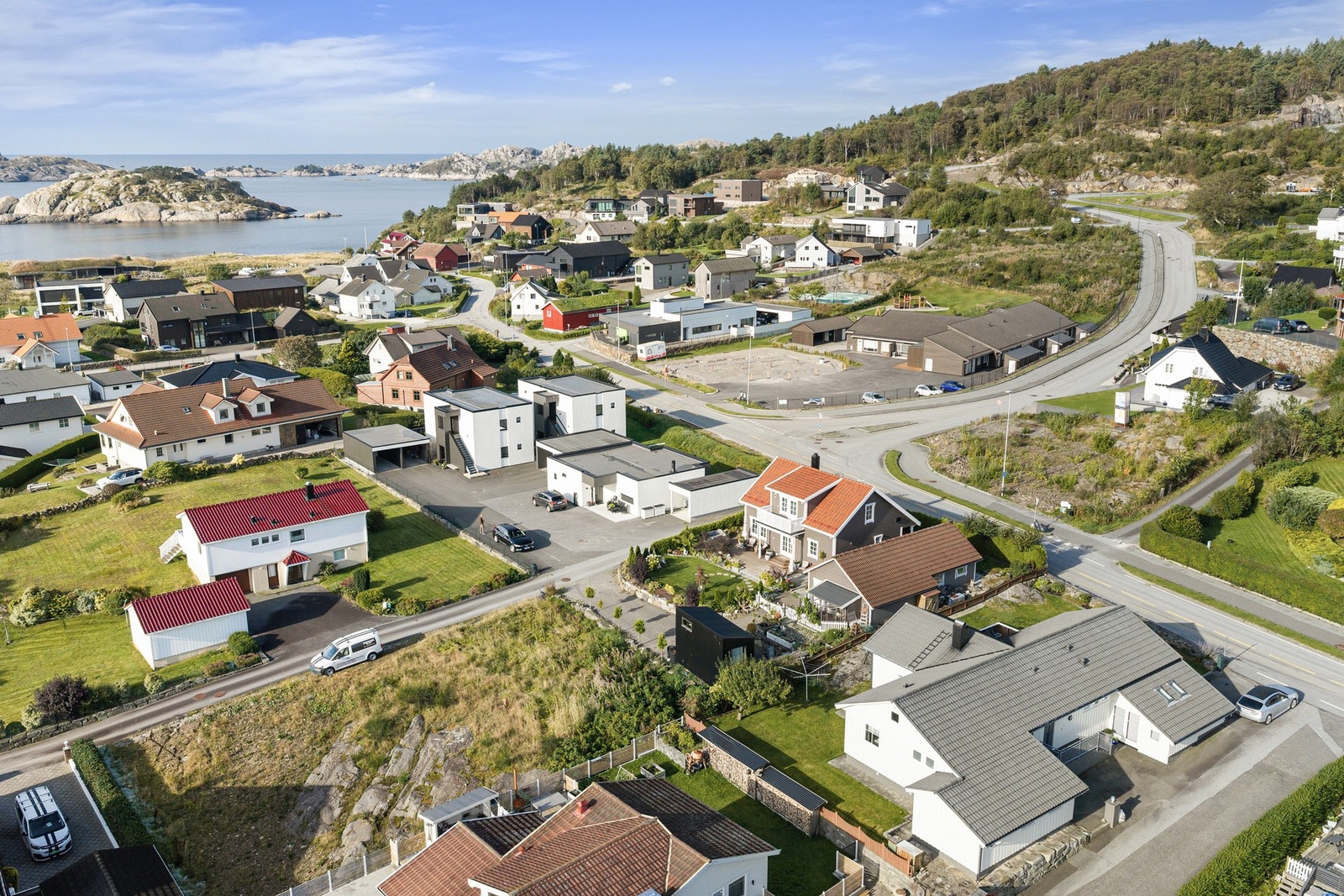 Oversiktsbilde av nærområdet med gode boligkvaliteter og kort vei til flotte turområder. Galleribilde