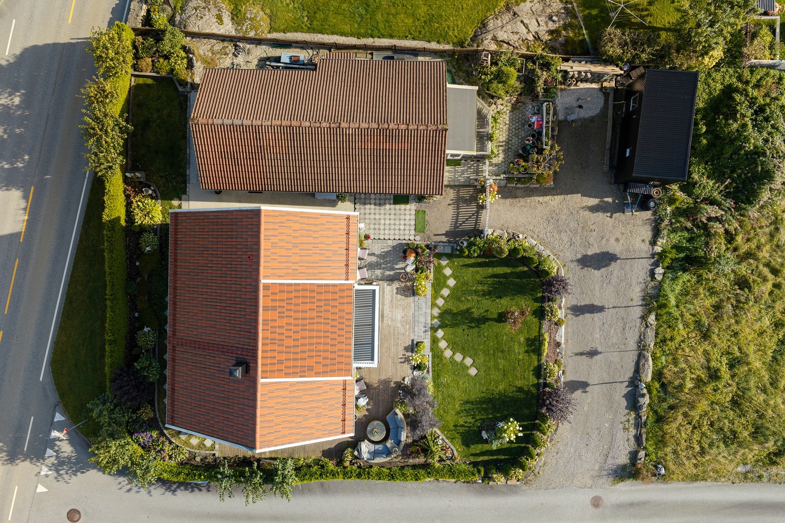 Oversiktsbilde som viser boligens gode tomteutnyttelse. Galleribilde