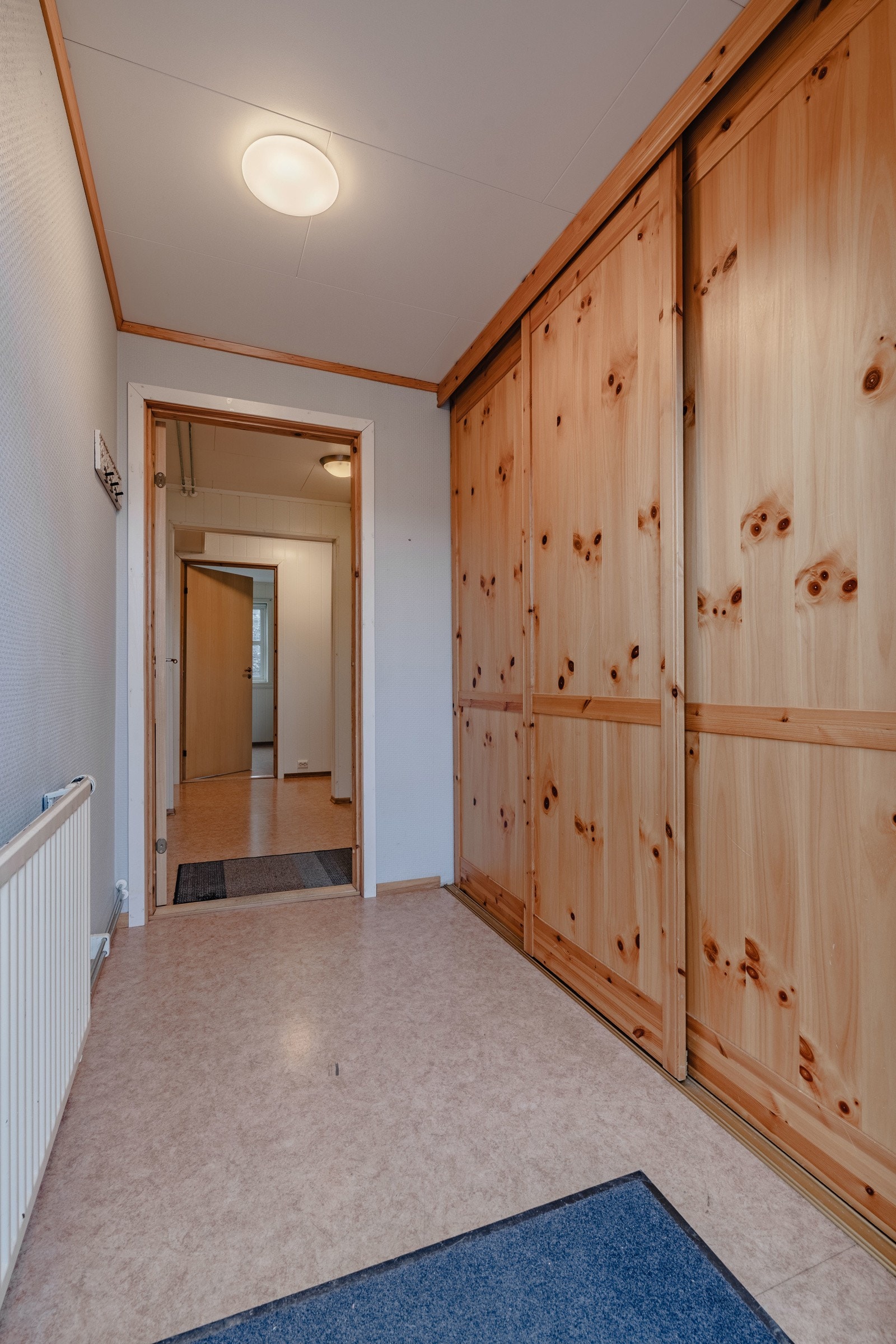 Velkommen inn! Det første som møter deg er dette inngangspartiet hvor det også er skyvedørsgarderobe Galleribilde