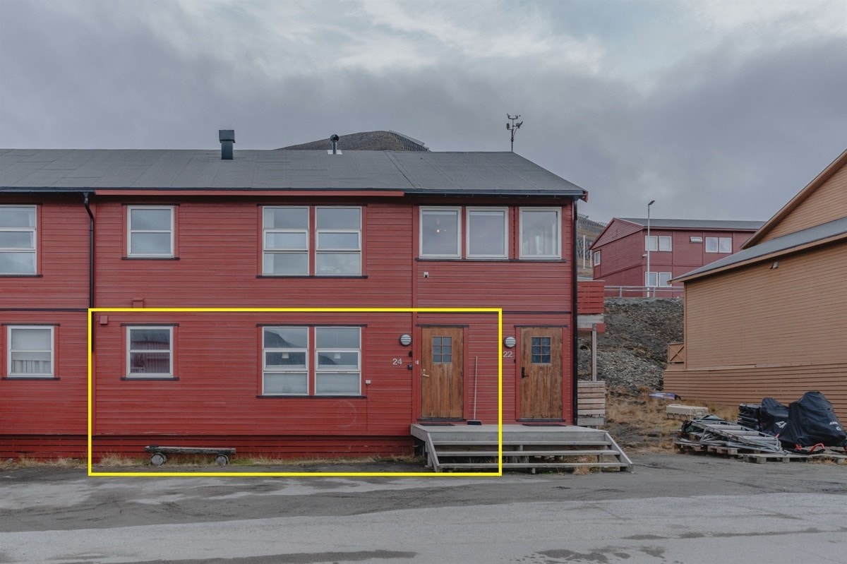 Vei 232 - 24 er en romslig 4-roms selveierleilighet med attraktiv plassering i Longyearbyen Galleribilde
