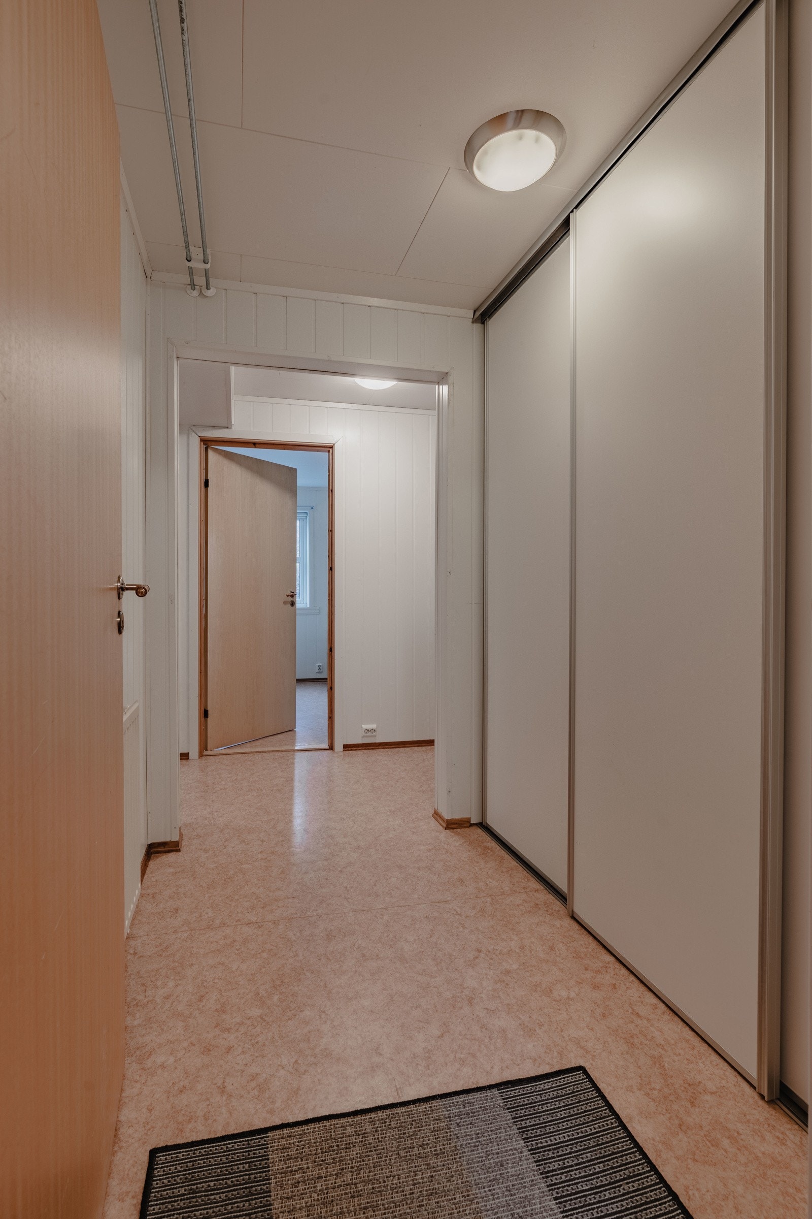 Også her er det god garderobeplass Galleribilde