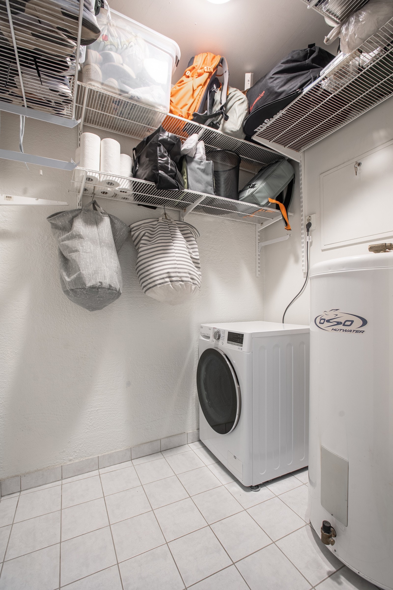 Leiligheten har i tillegg separat vaskerom, som gjør at du slipper en massiv vaskemaskin på badet.