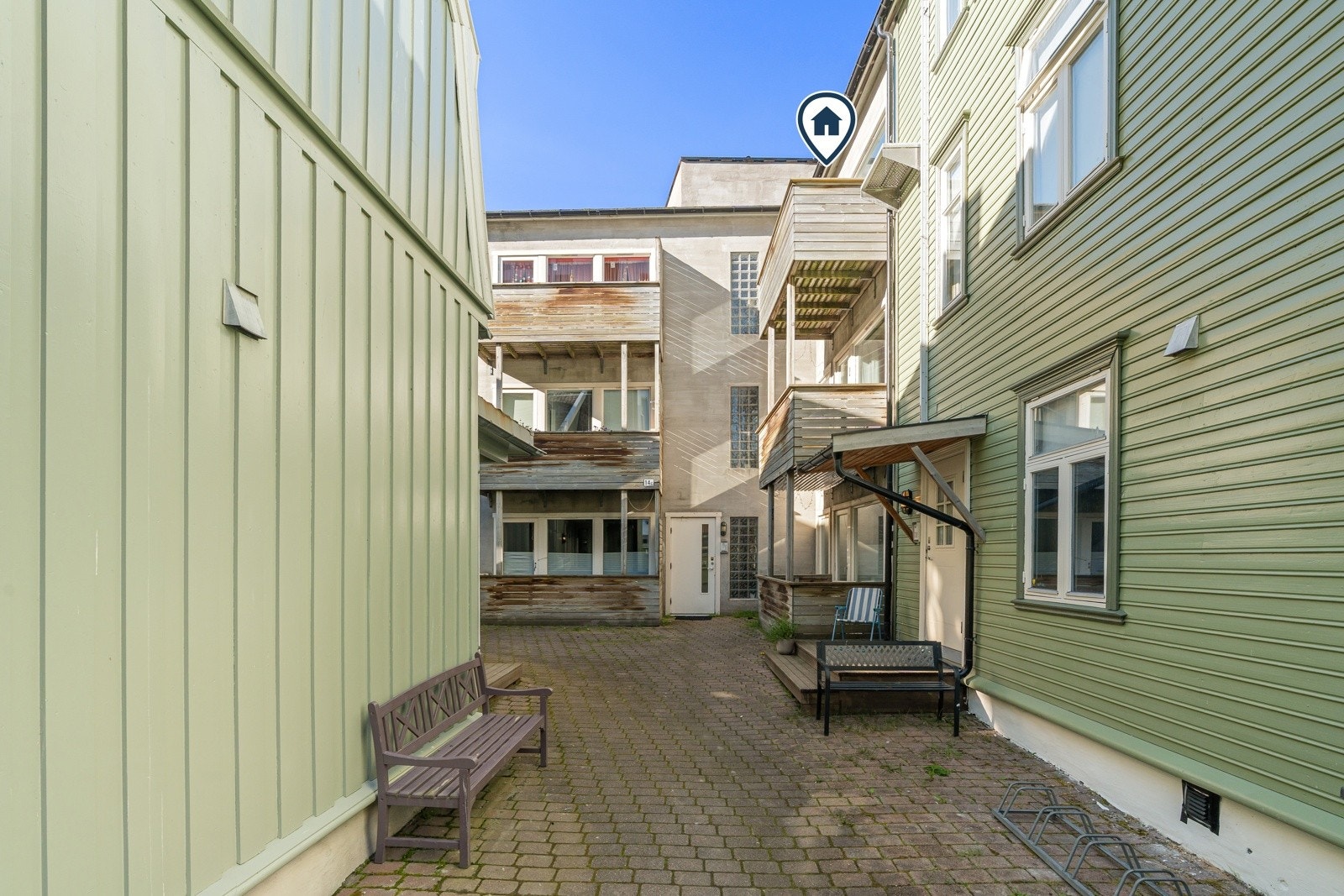 Bakgården har sykkelparkering og framstår stille og rolig.