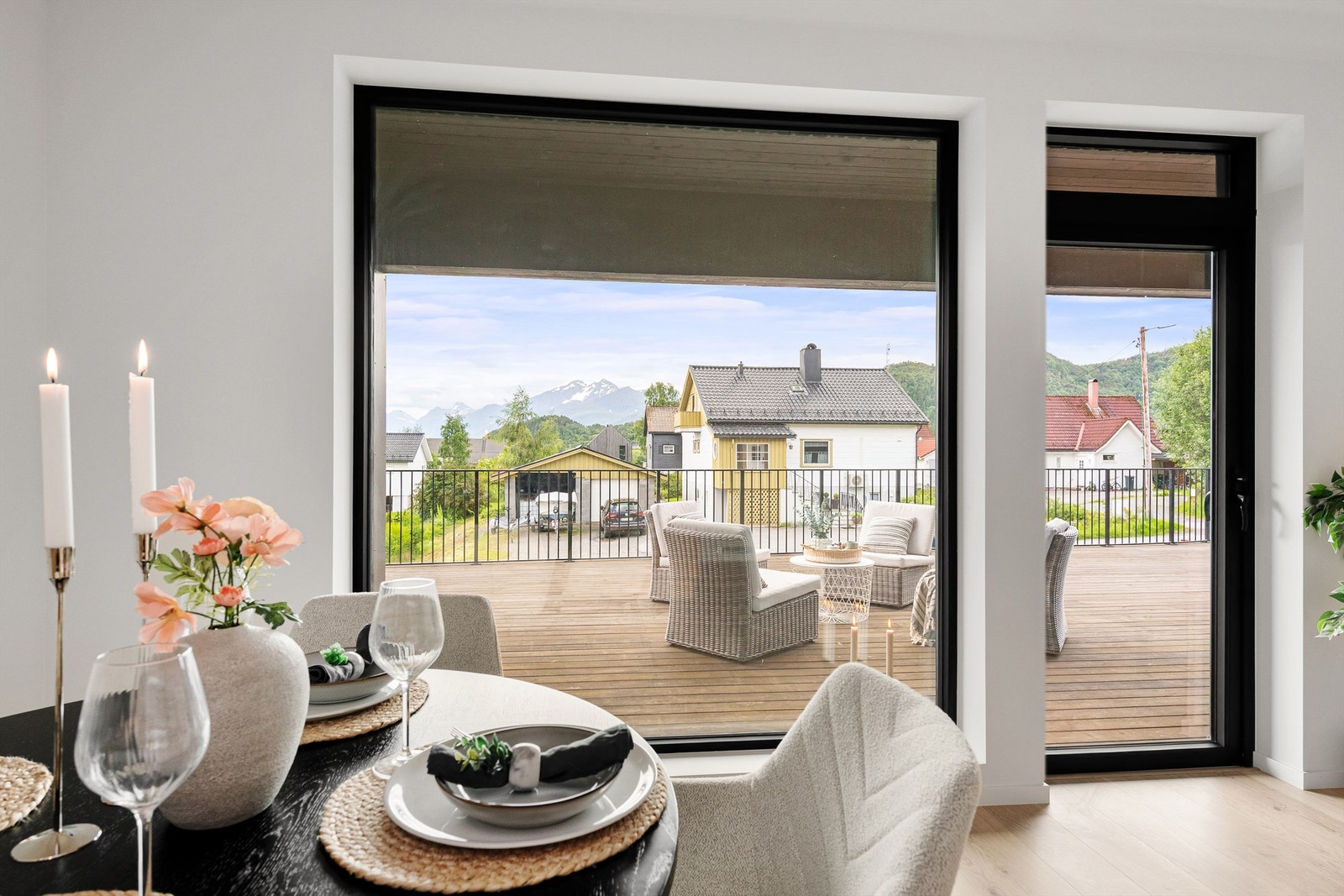 Utsikten kan nytes fra både stue og terrasse. Galleribilde