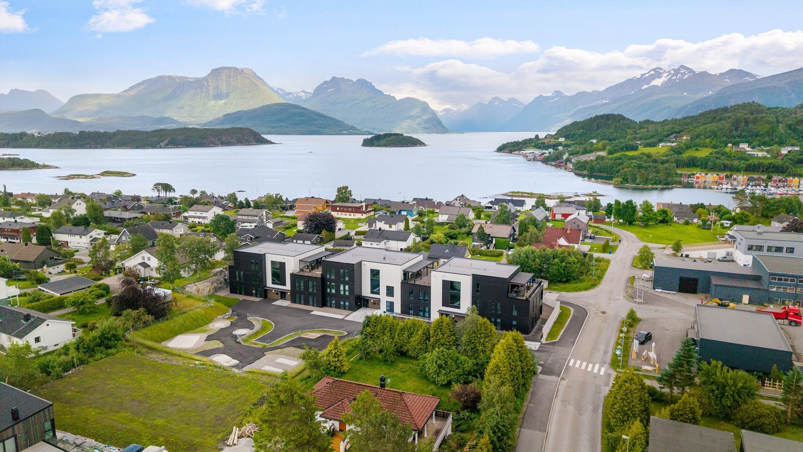 Dronebilde av eiendommen i retning Storfjorden og mot Hjørungfjorden omkranset av Sunnmørsalpene
Foto: Stian Wiik Galleribilde