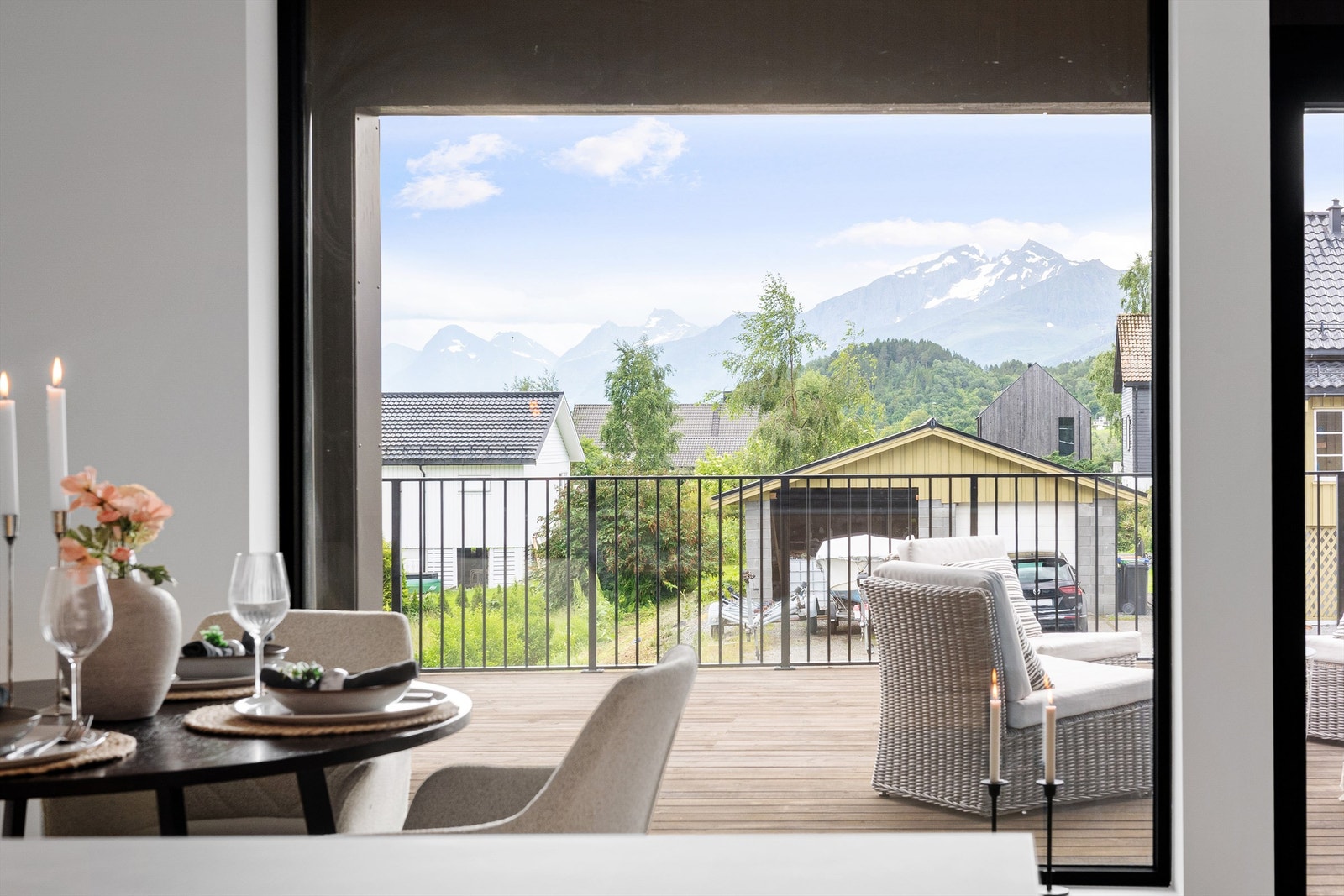 Fra stuen er det direkte utgang til en stor, sørvendt terrasse. Galleribilde