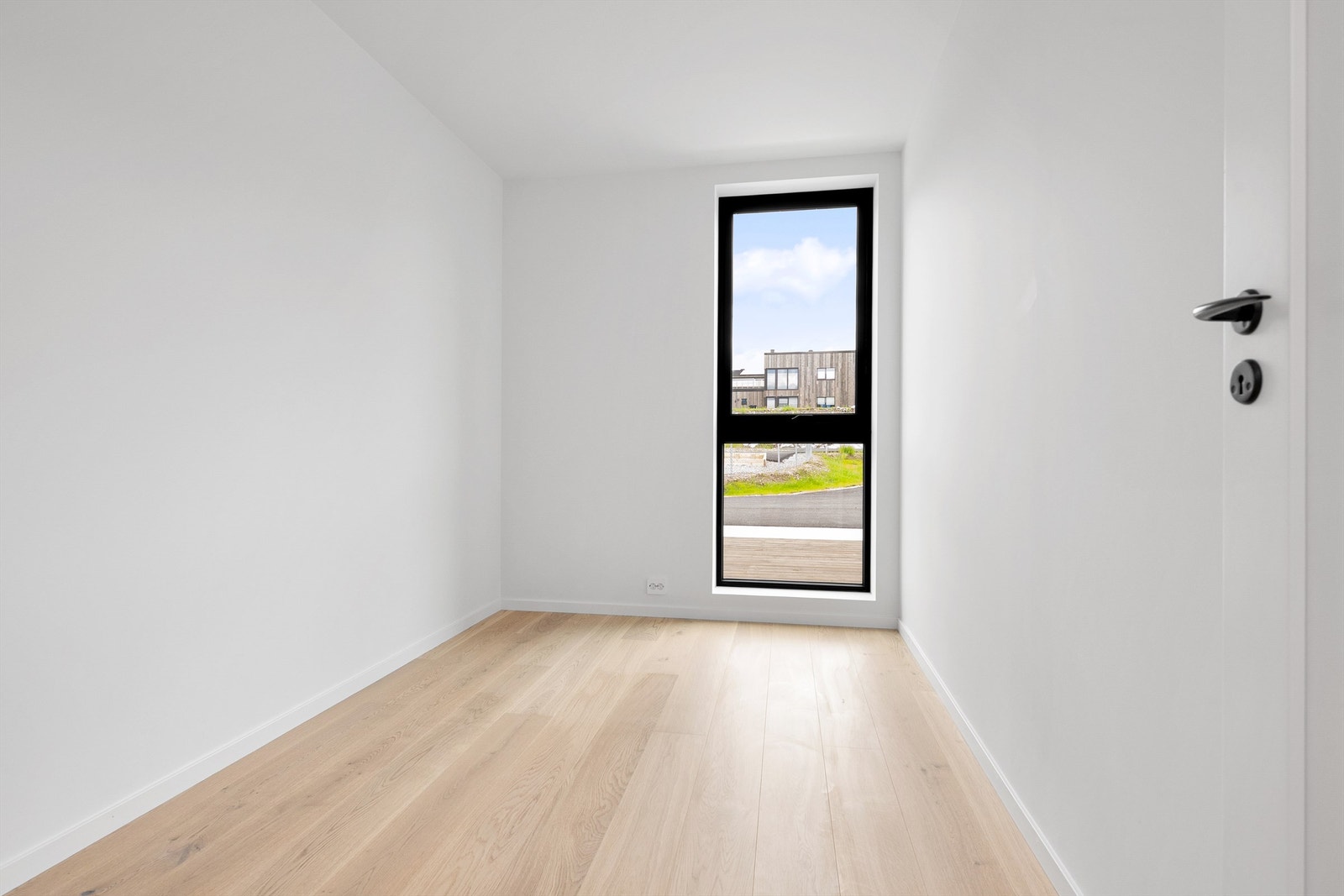 Leiligheten har totalt tre soverom, alle med eikeparkett på gulv. Galleribilde