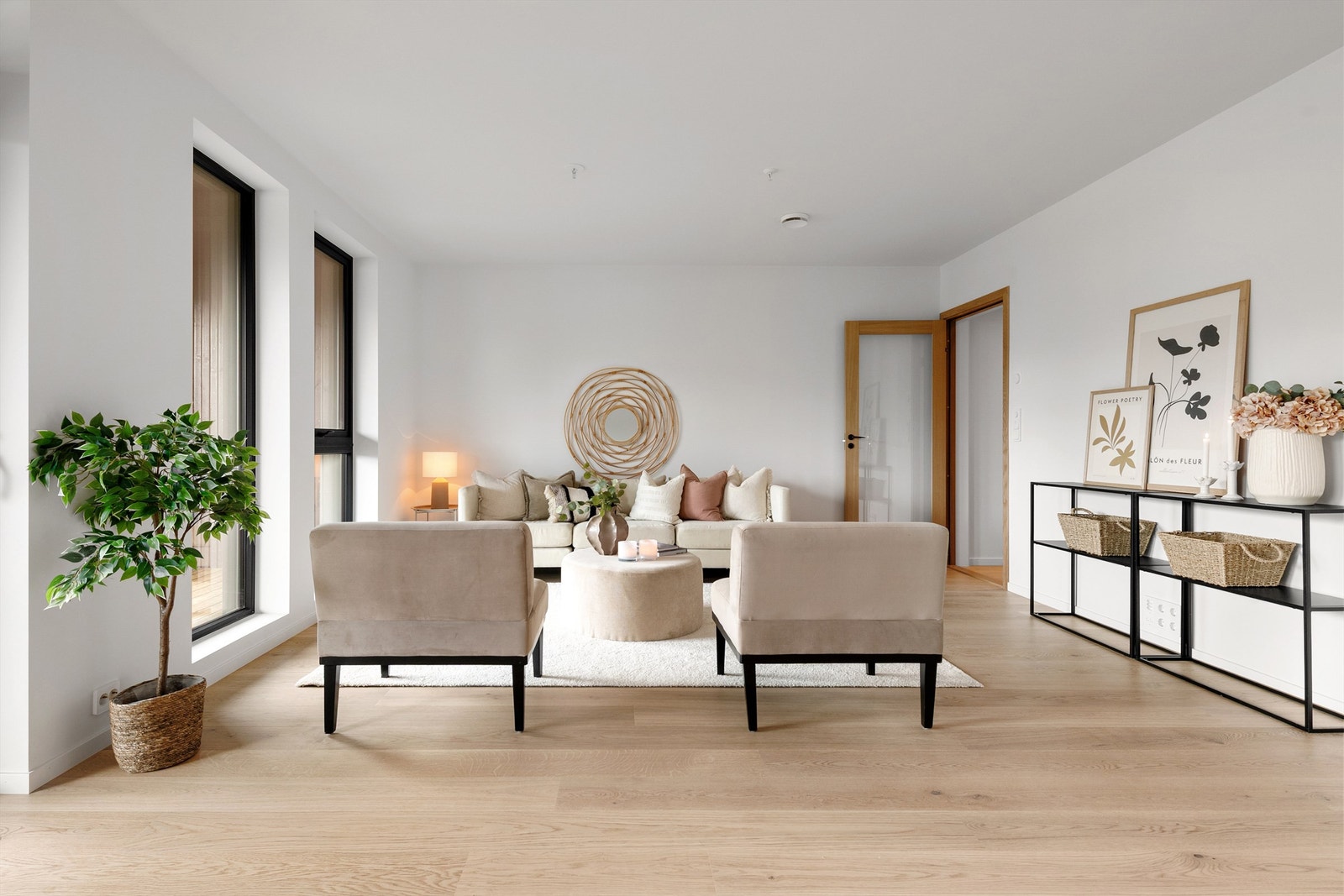 Stuen har god plass til både sofagruppe og spisebord. Galleribilde