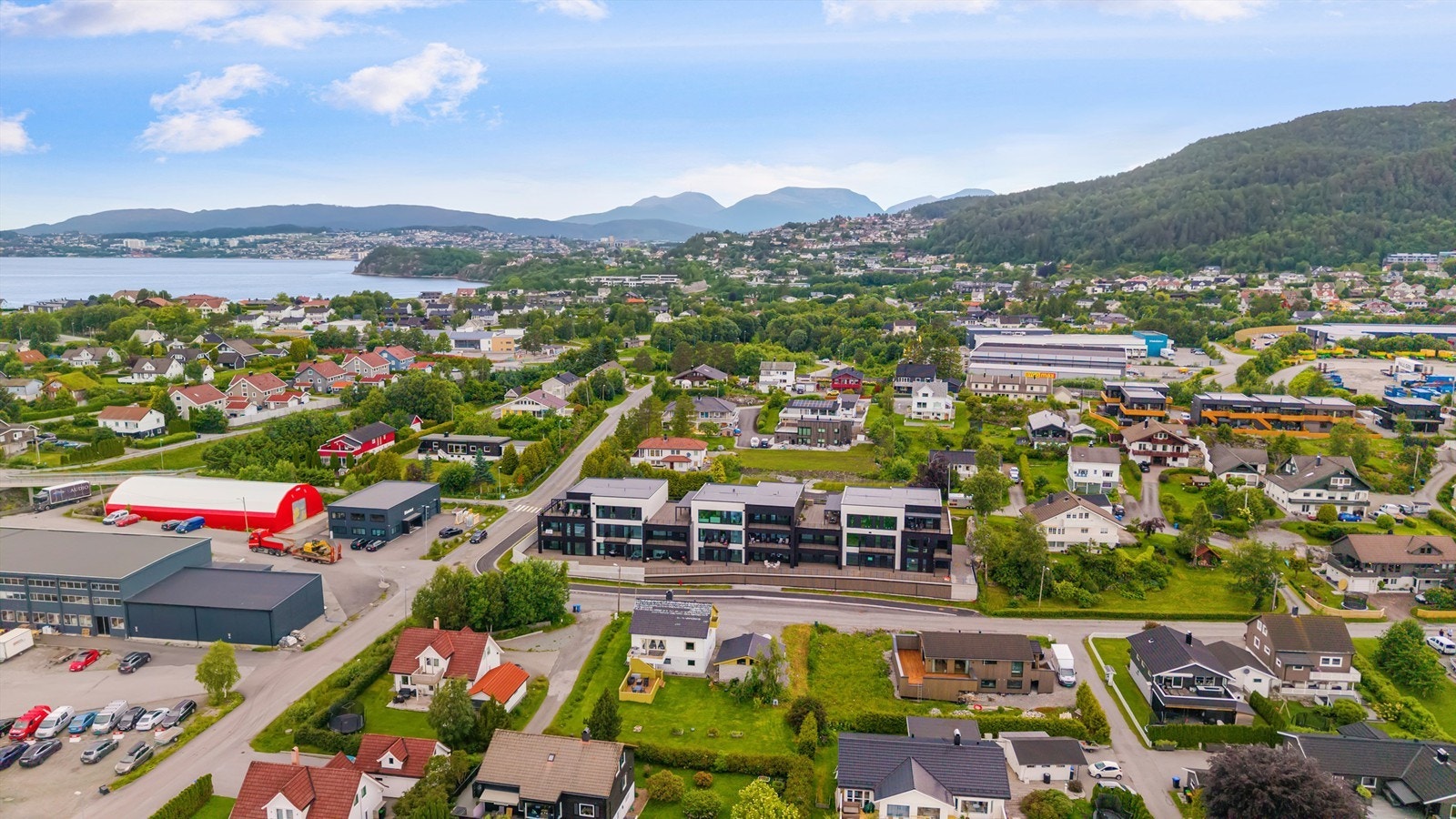 Det er gangavstand til barnehage, skoler og butikk. Galleribilde