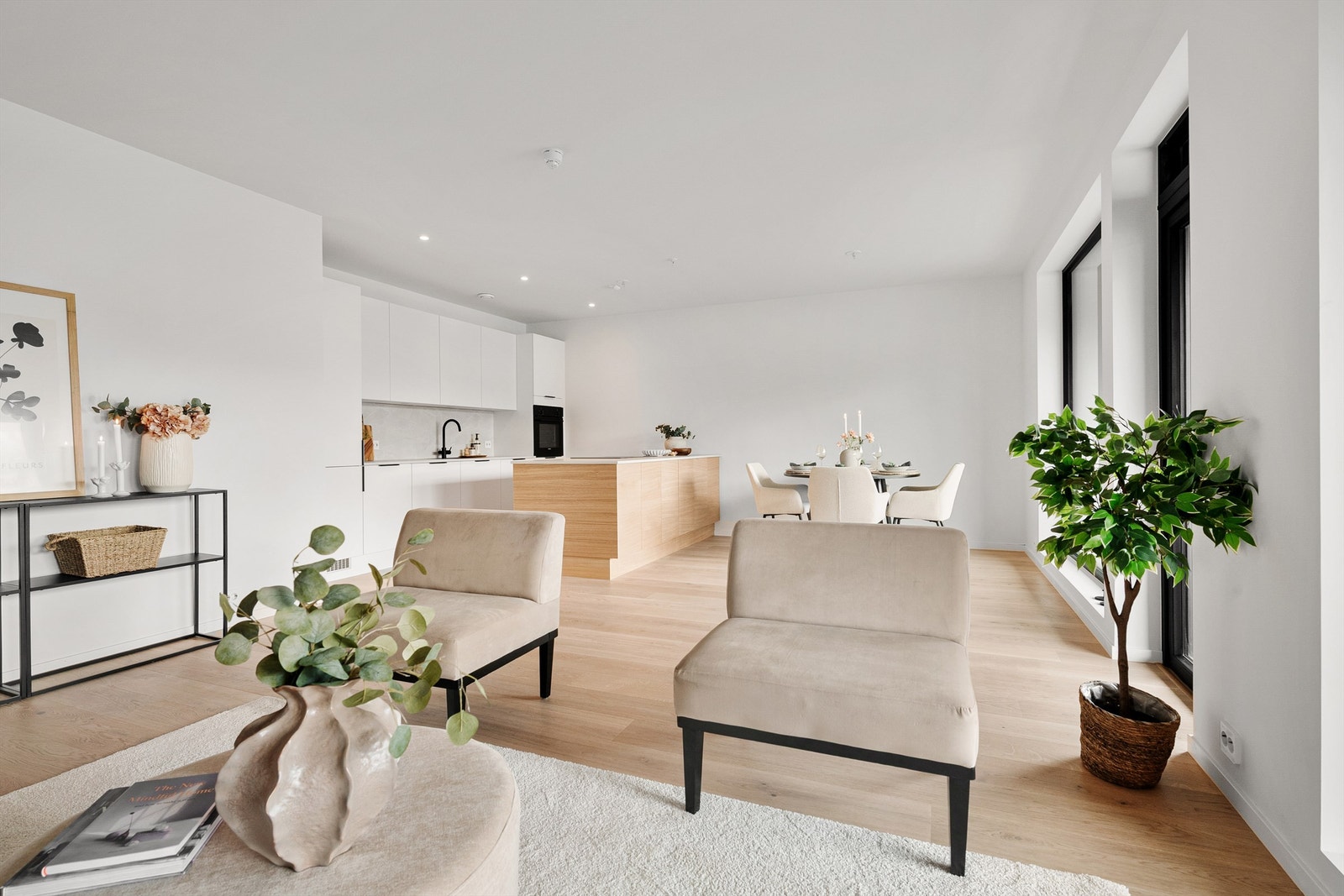 Store vindusflater slipper inn rikelig med dagslys. Galleribilde