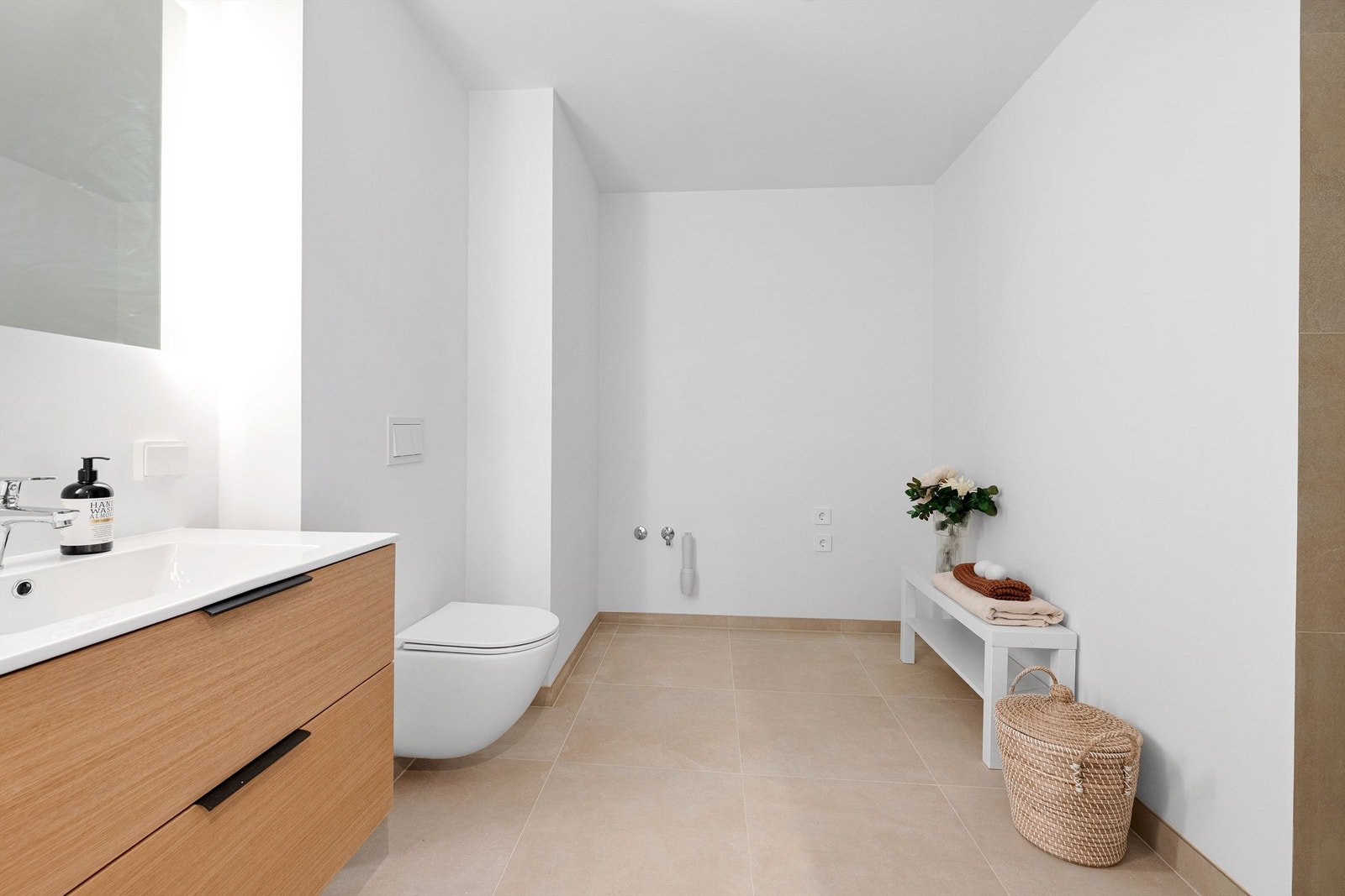 Det ene badet har opplegg for vaskemaskin og tørketrommel. Galleribilde