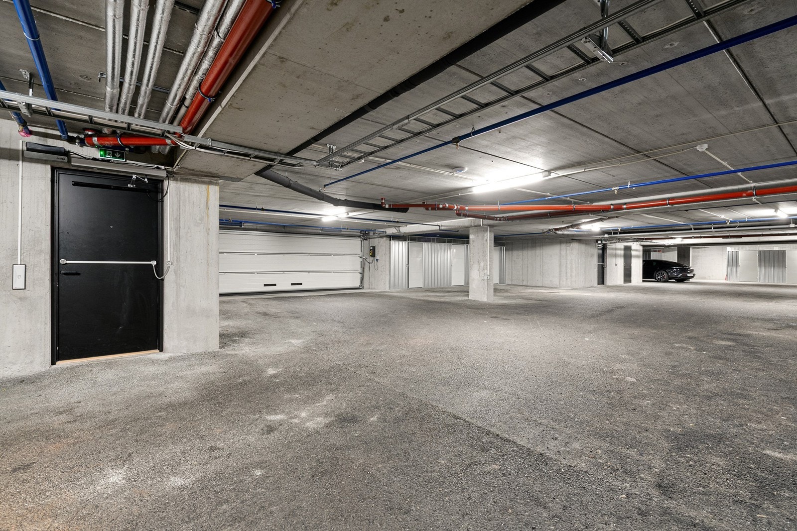 To garasjeplasser med elbilladere og en sportsbod på ca. 9 m² medfølger. Galleribilde