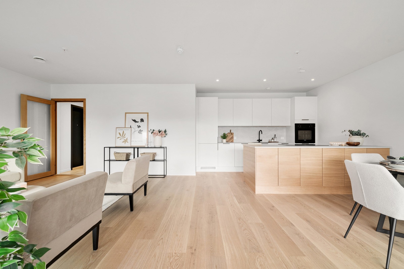 Kjøkkeninnredningen fra HTH har slette fronter og et moderne uttrykk. Galleribilde