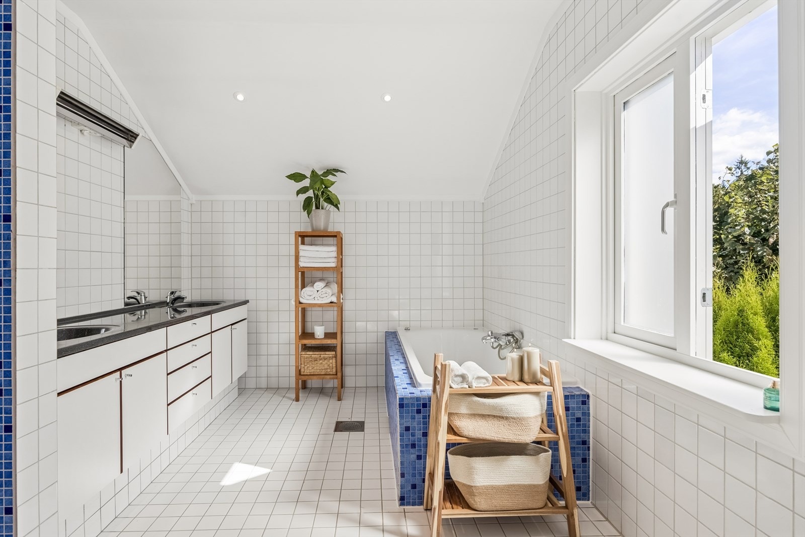 Badet i andre er lyst og flislagt. Vinduene gir naturlig lysinnslipp. Galleribilde