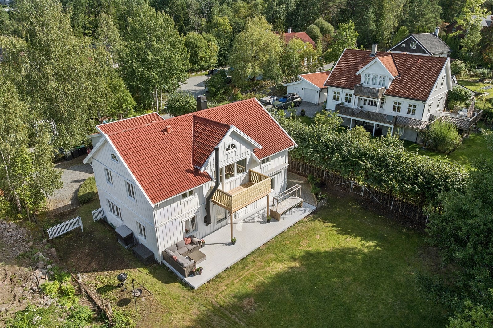 Det er stor markterrasse og skjermet hage. Galleribilde