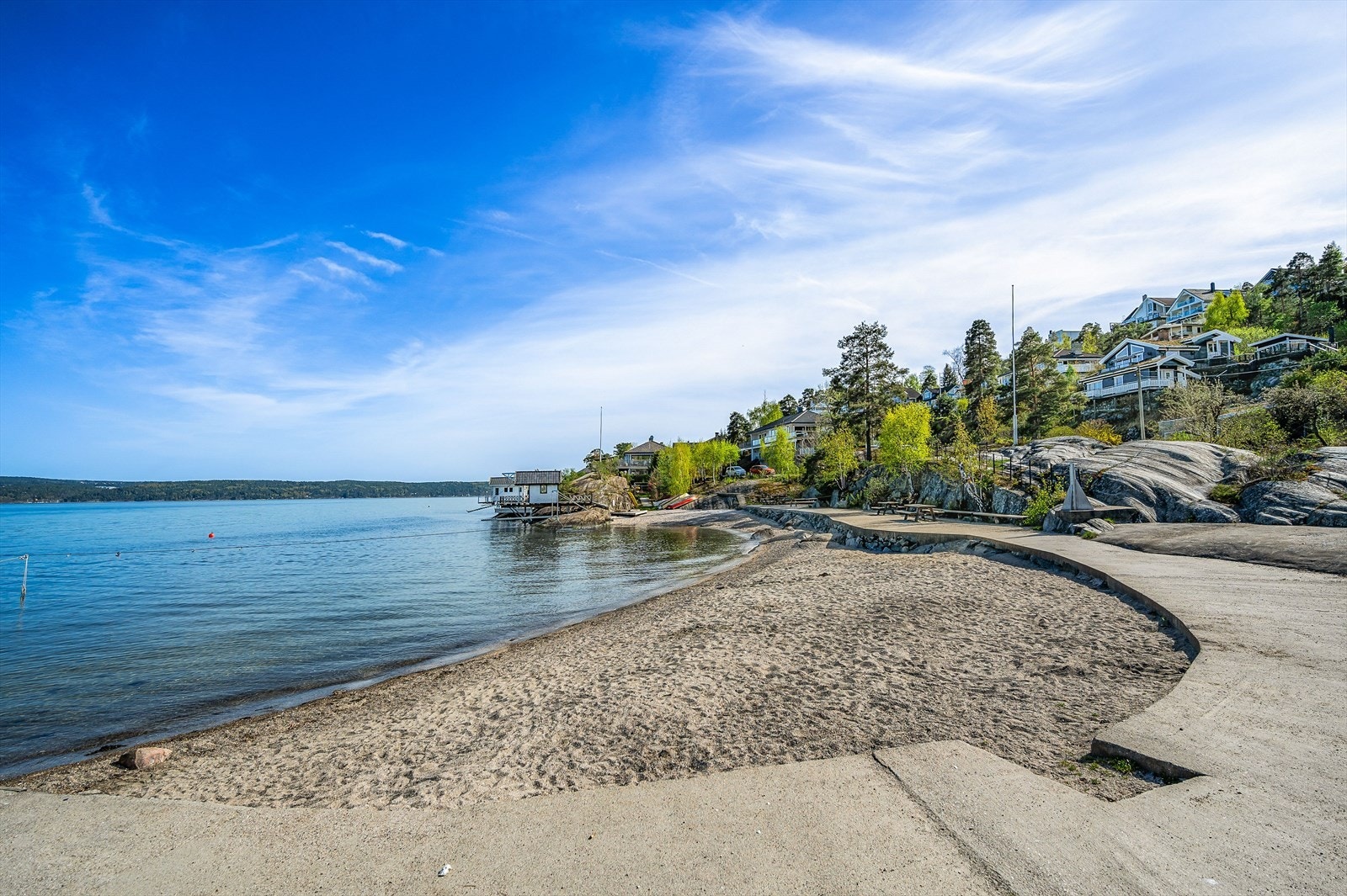 Hellvikstrand. Meget barnevennlig og et fint sted å tilbringe fine sommerdager. Galleribilde